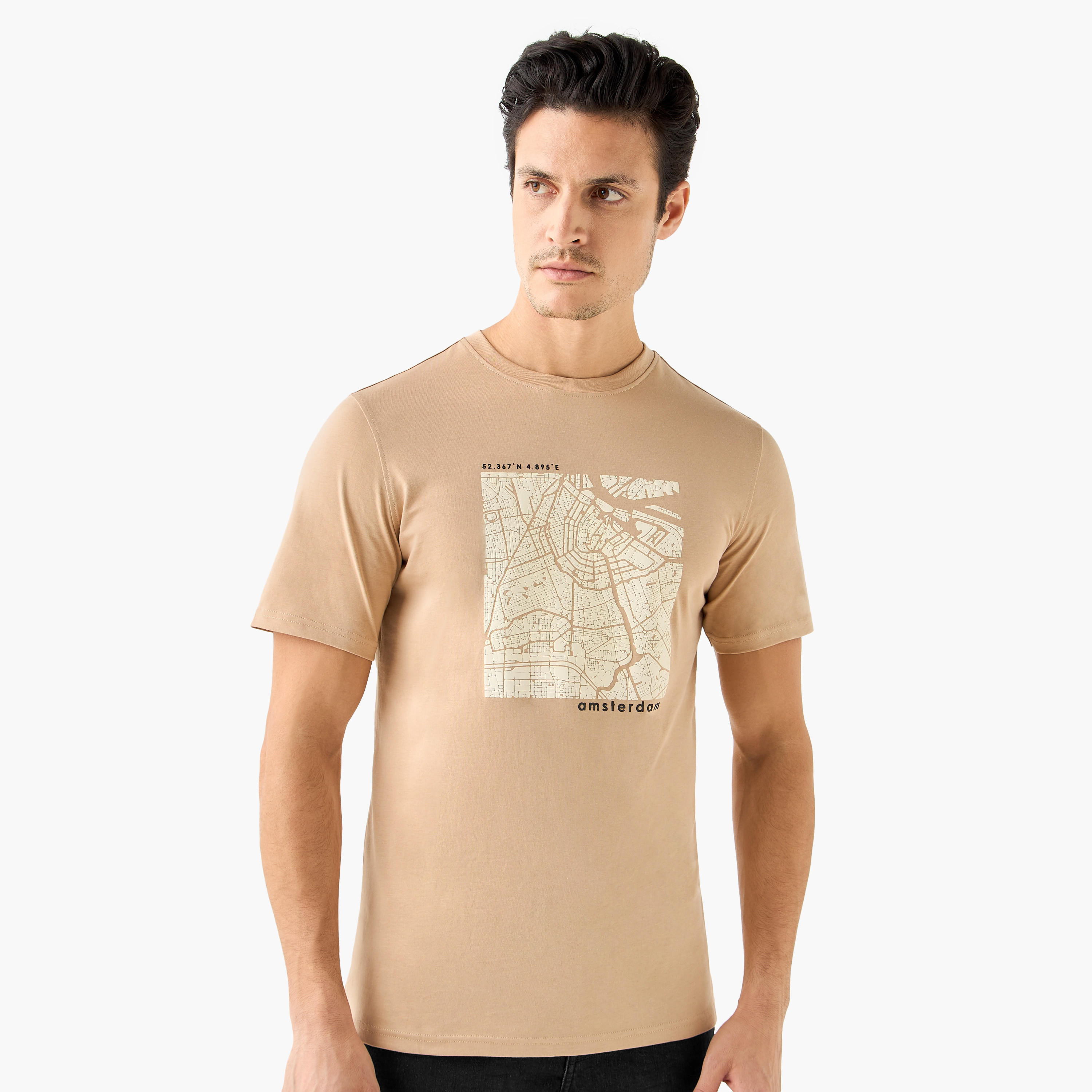 تيشيرت بياقة ضيقة وطبعات جرافيك وأكمام قصيرة-men-clothing-tshirtsandpolos-tshirts-image-1