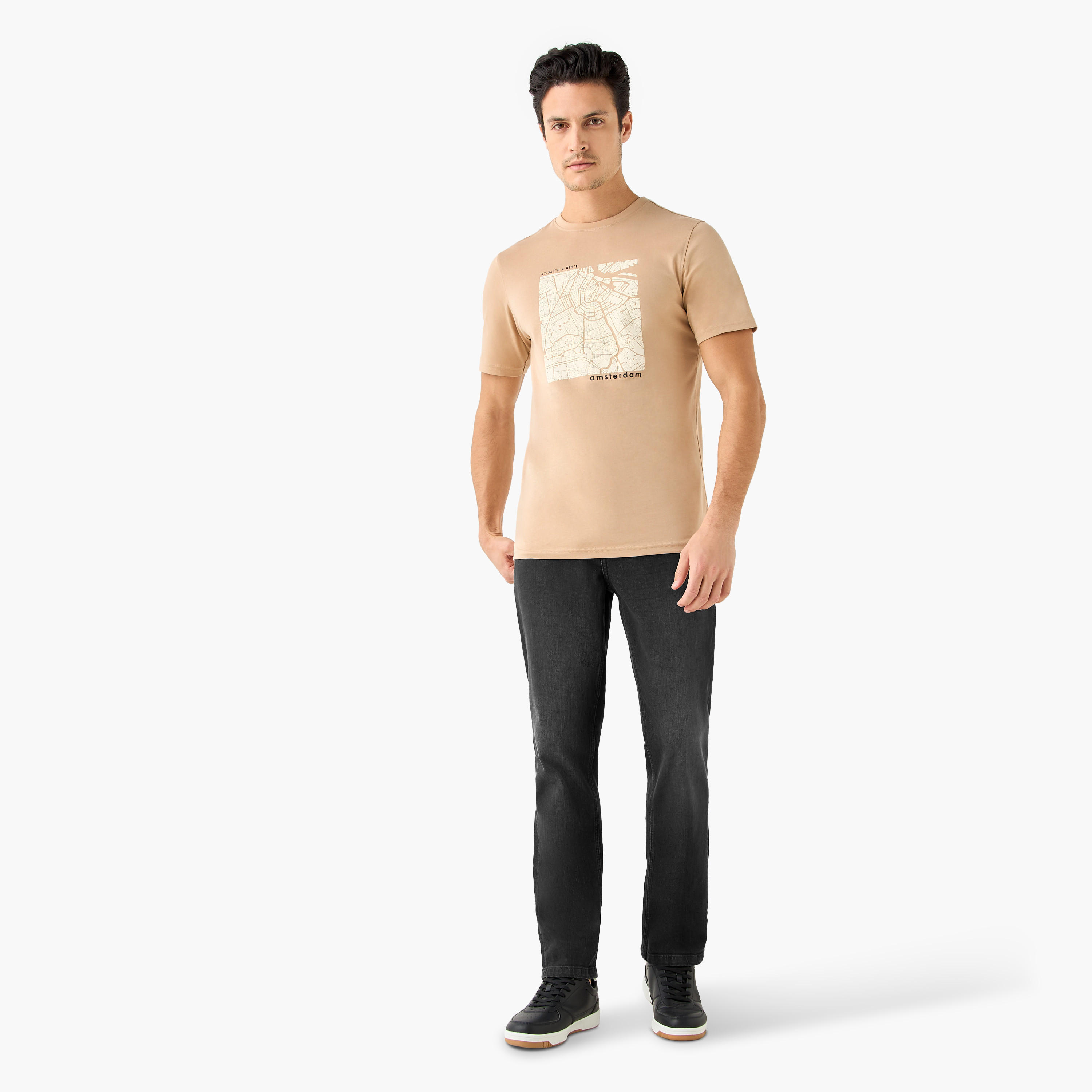 تيشيرت بياقة ضيقة وطبعات جرافيك وأكمام قصيرة-men-clothing-tshirtsandpolos-tshirts-image-3