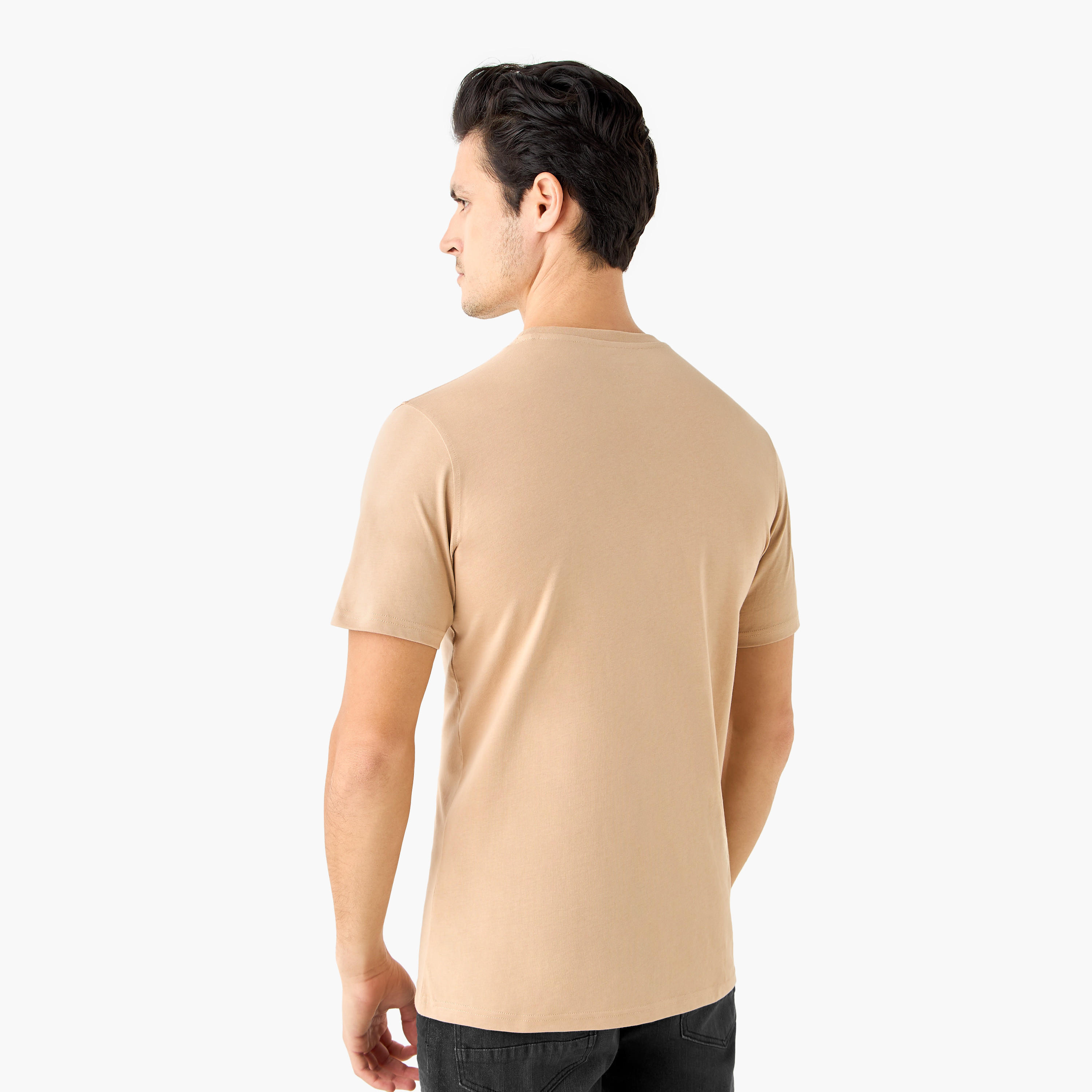 تيشيرت بياقة ضيقة وطبعات جرافيك وأكمام قصيرة-men-clothing-tshirtsandpolos-tshirts-image-4