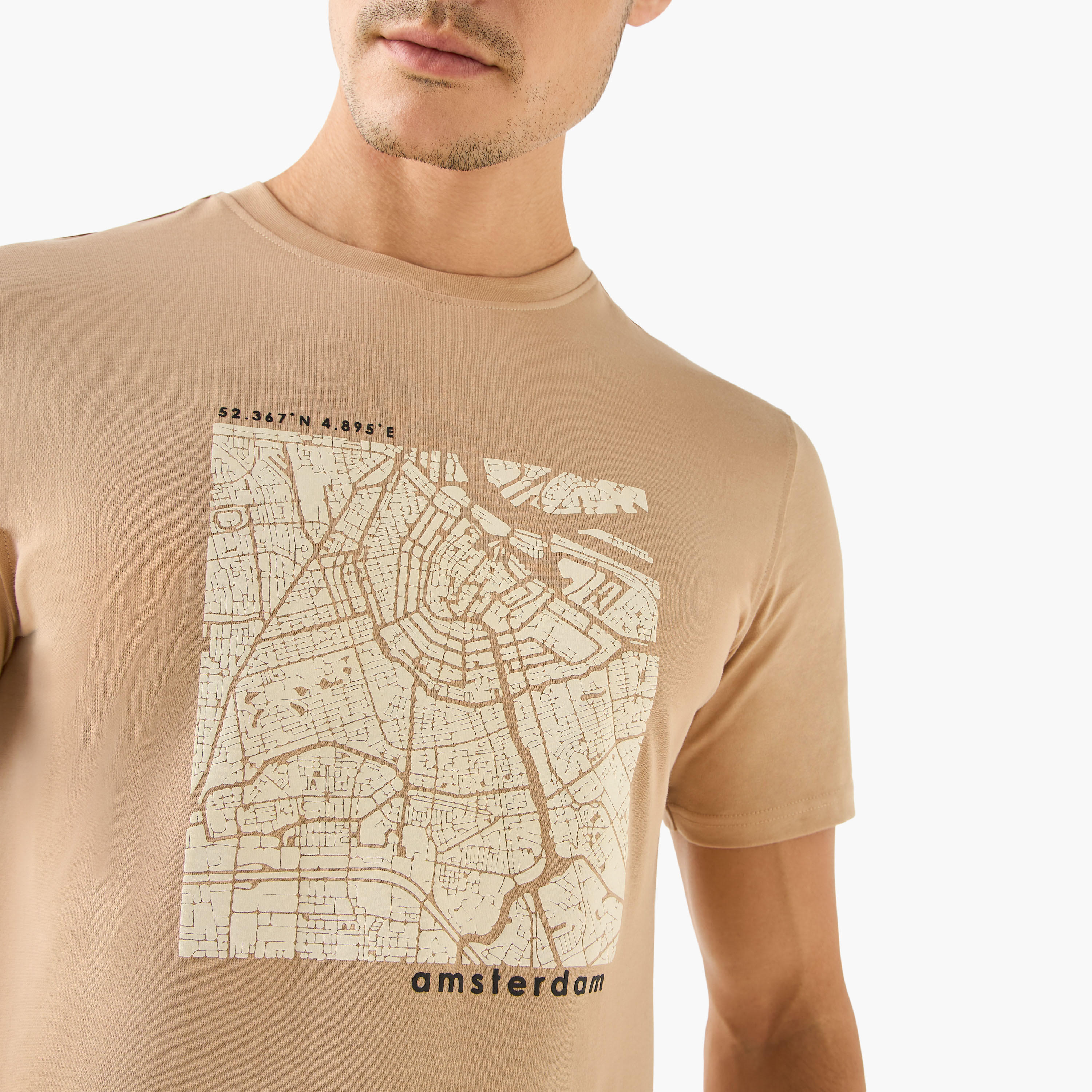 تيشيرت بياقة ضيقة وطبعات جرافيك وأكمام قصيرة-men-clothing-tshirtsandpolos-tshirts-image-5