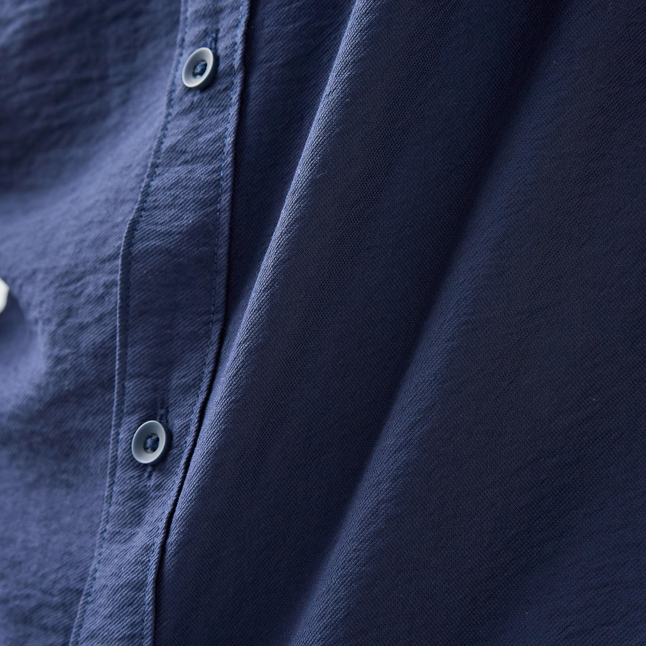 قميص بقصة عادية وياقة عادية وملمس مجعّد بارز-men-clothing-shirts-image-1