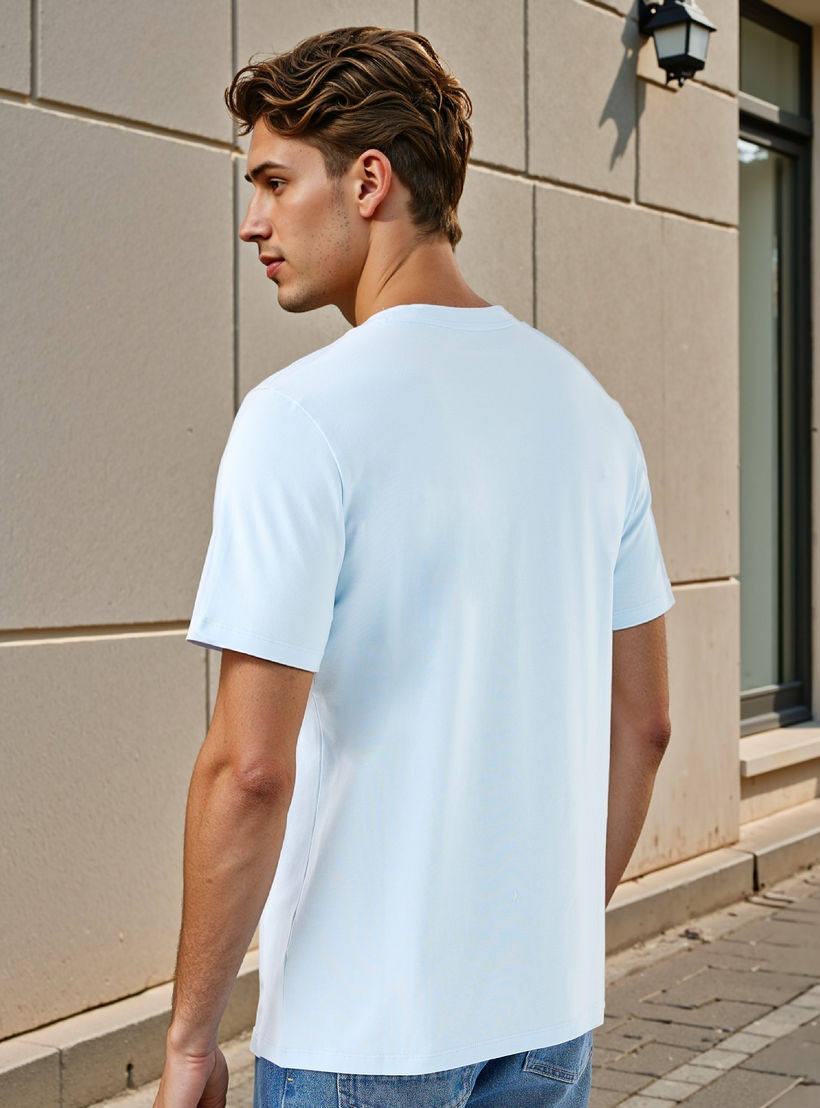 تيشيرت بقصة عادية وياقة ضيقة وأكمام قصيرة-men-clothing-tshirtsandpolos-tshirts-image-3