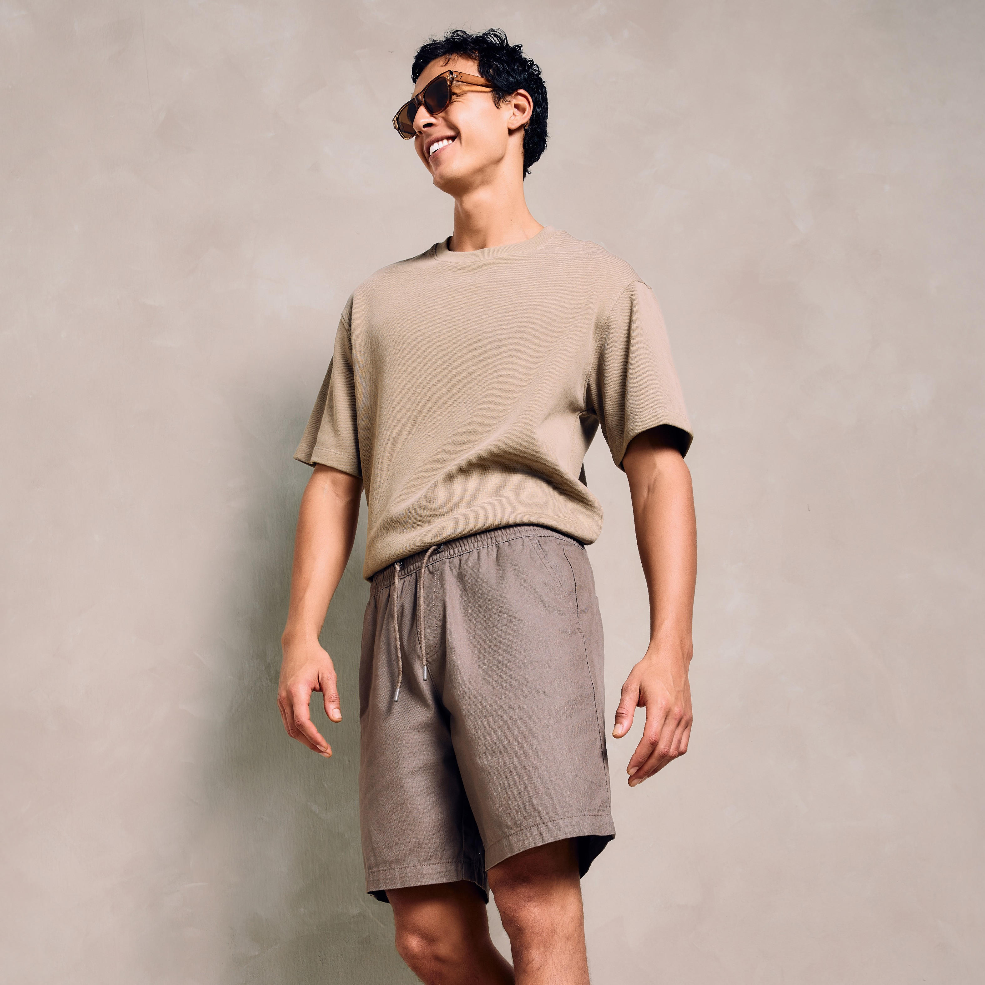 شورت بقصة مريحة وخصر مرن وجيوب-men-clothing-bottoms-shorts-image-1