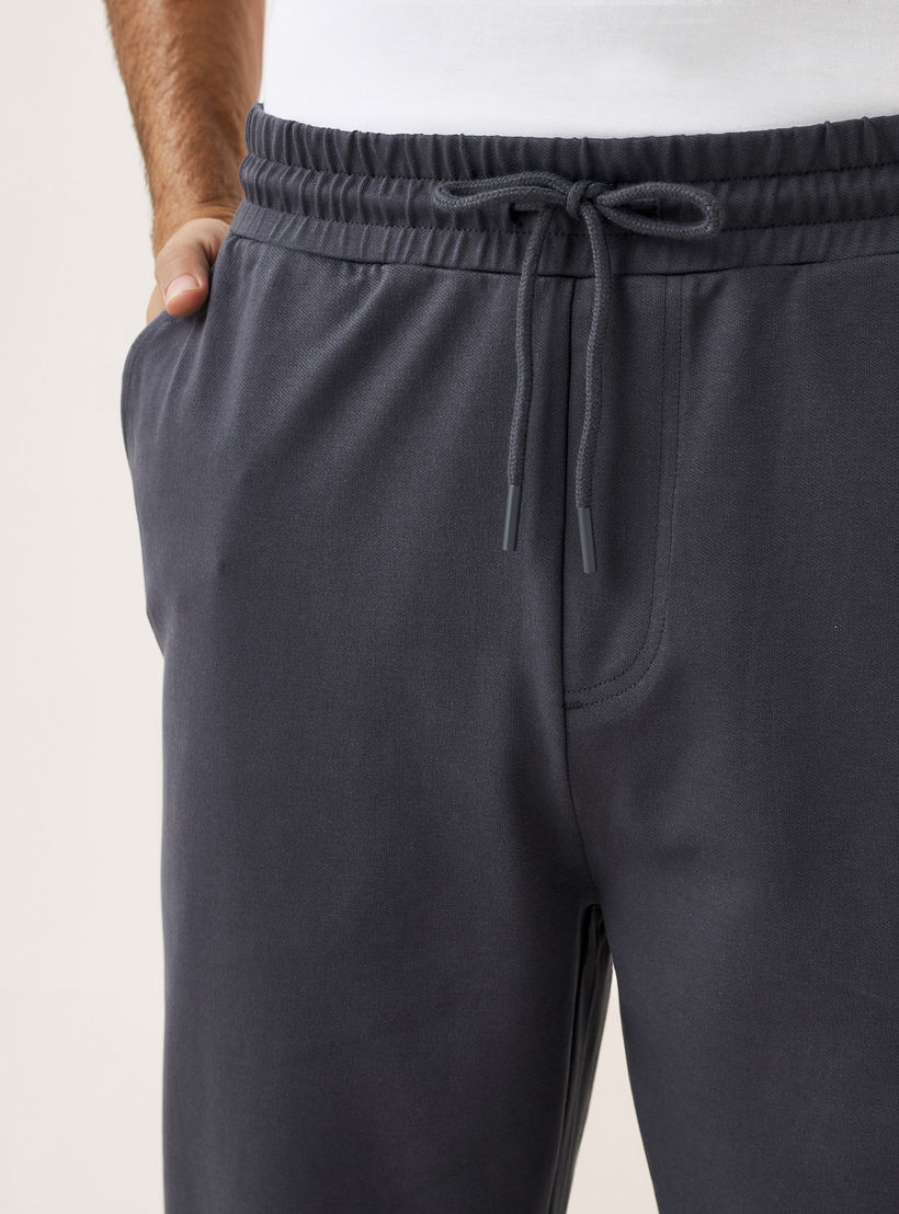 بنطلون بقصة مستقيمة ورباط إغلاق وجيوب وخصر مطاطي فليكسي كومفورت-men-clothing-bottoms-trousersandchinos-trousers-image-4