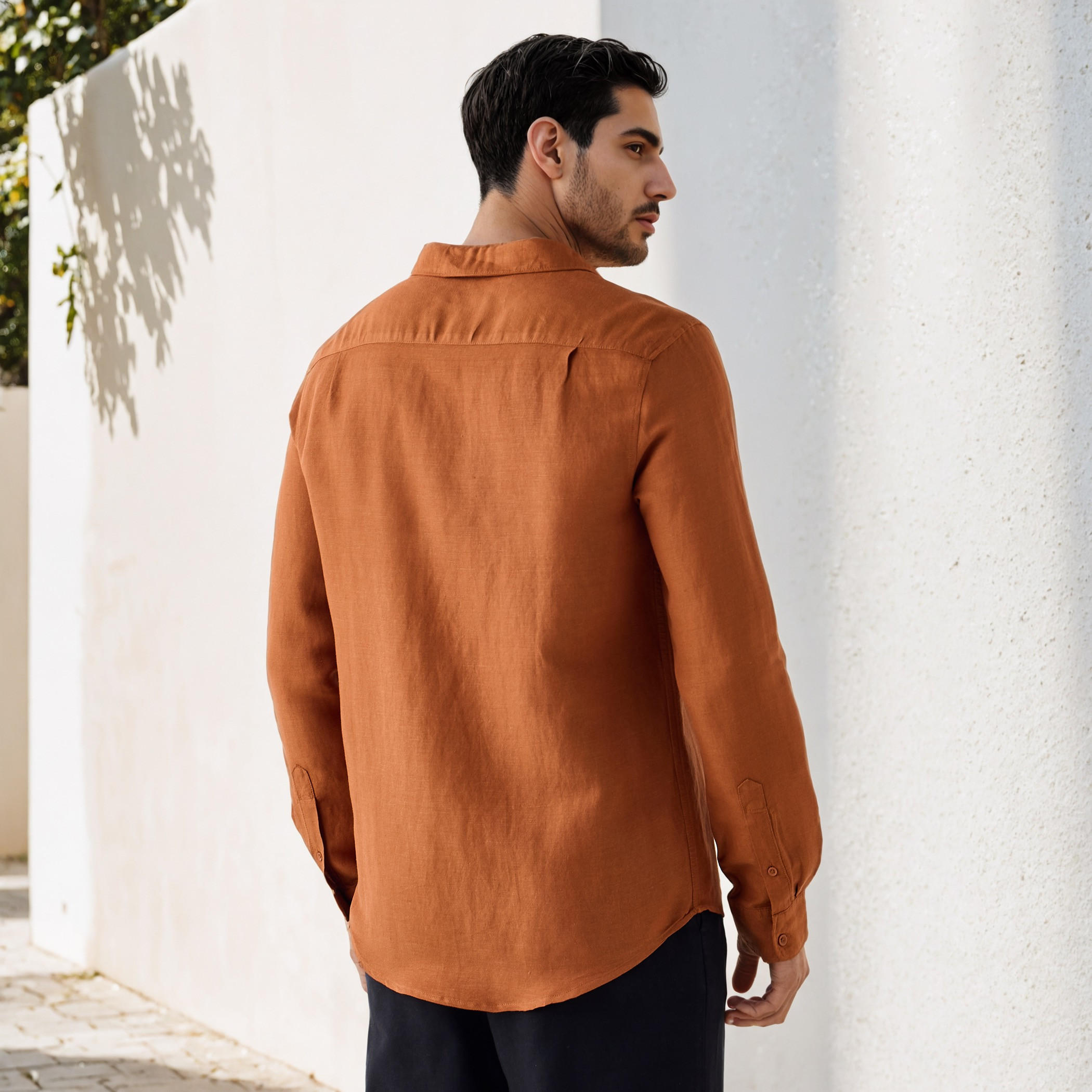 قميص من مزيج الكتان بقصة عادية-men-clothing-shirts-image-3