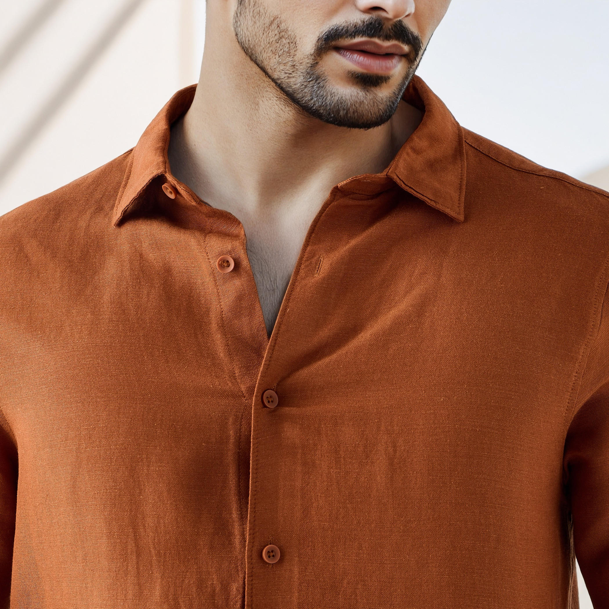 قميص من مزيج الكتان بقصة عادية-men-clothing-shirts-image-2