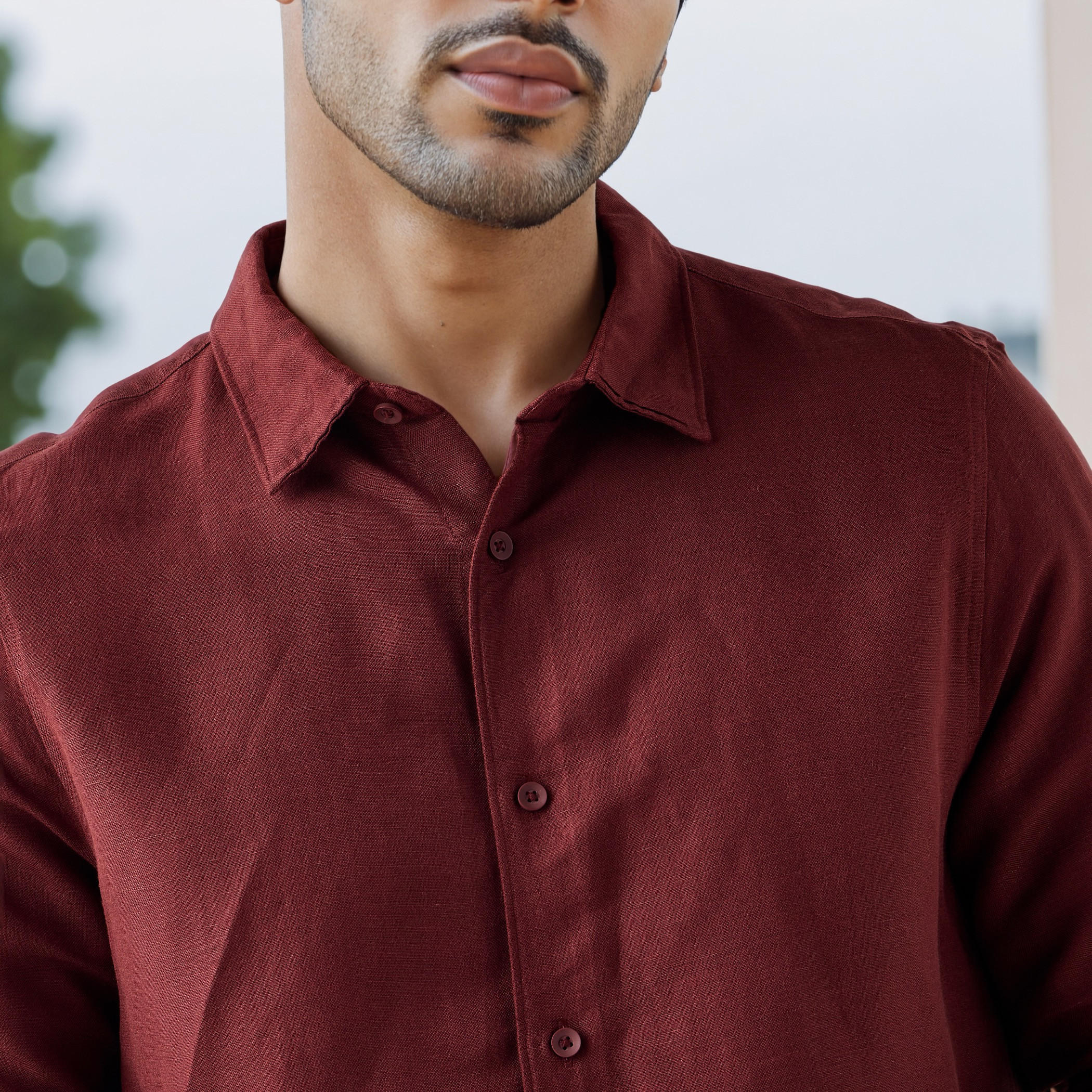قميص من مزيج الكتان بقصة عادية-men-clothing-shirts-image-2
