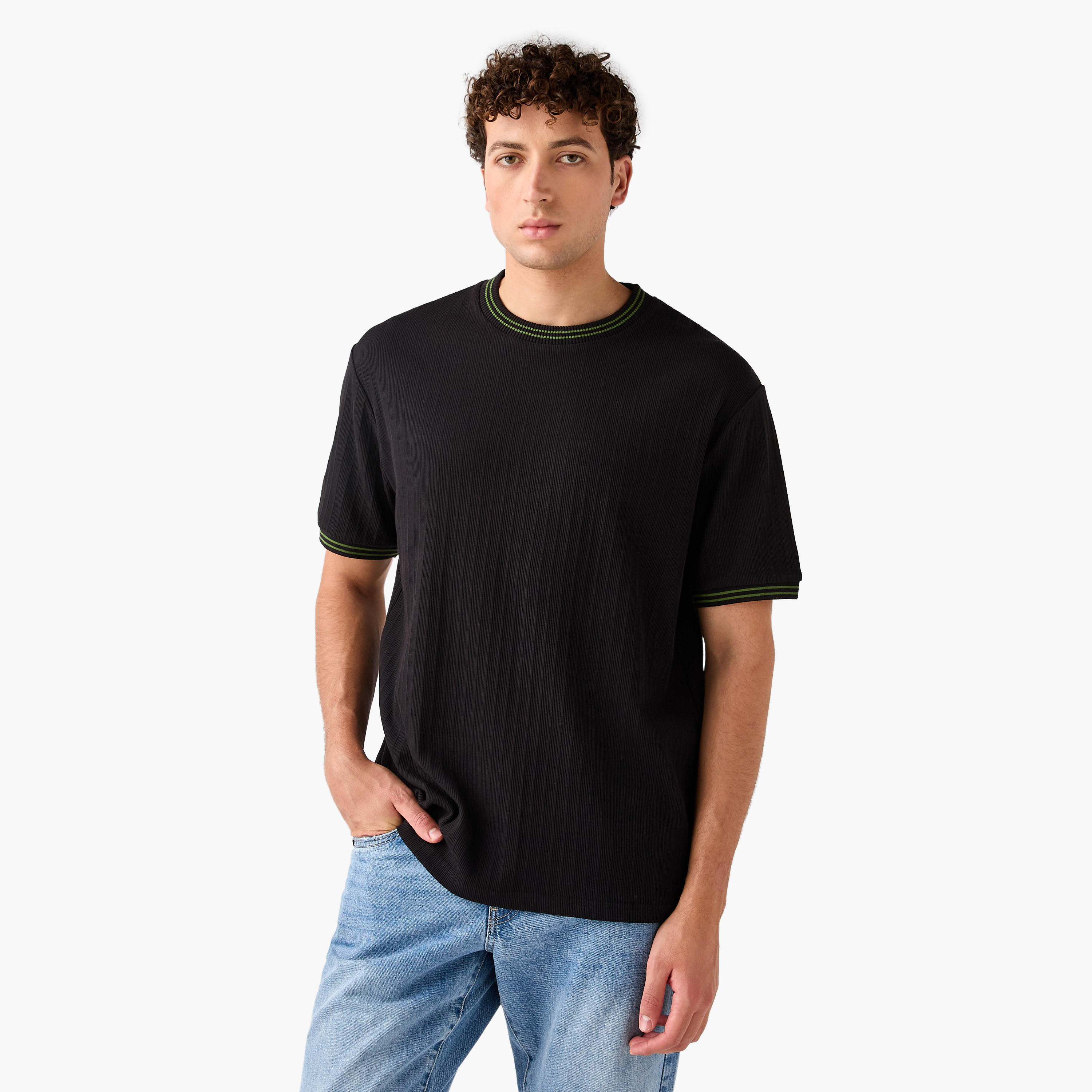 تيشيرت مضلع بياقة ضيقة-men-clothing-tshirtsandpolos-tshirts-image-1