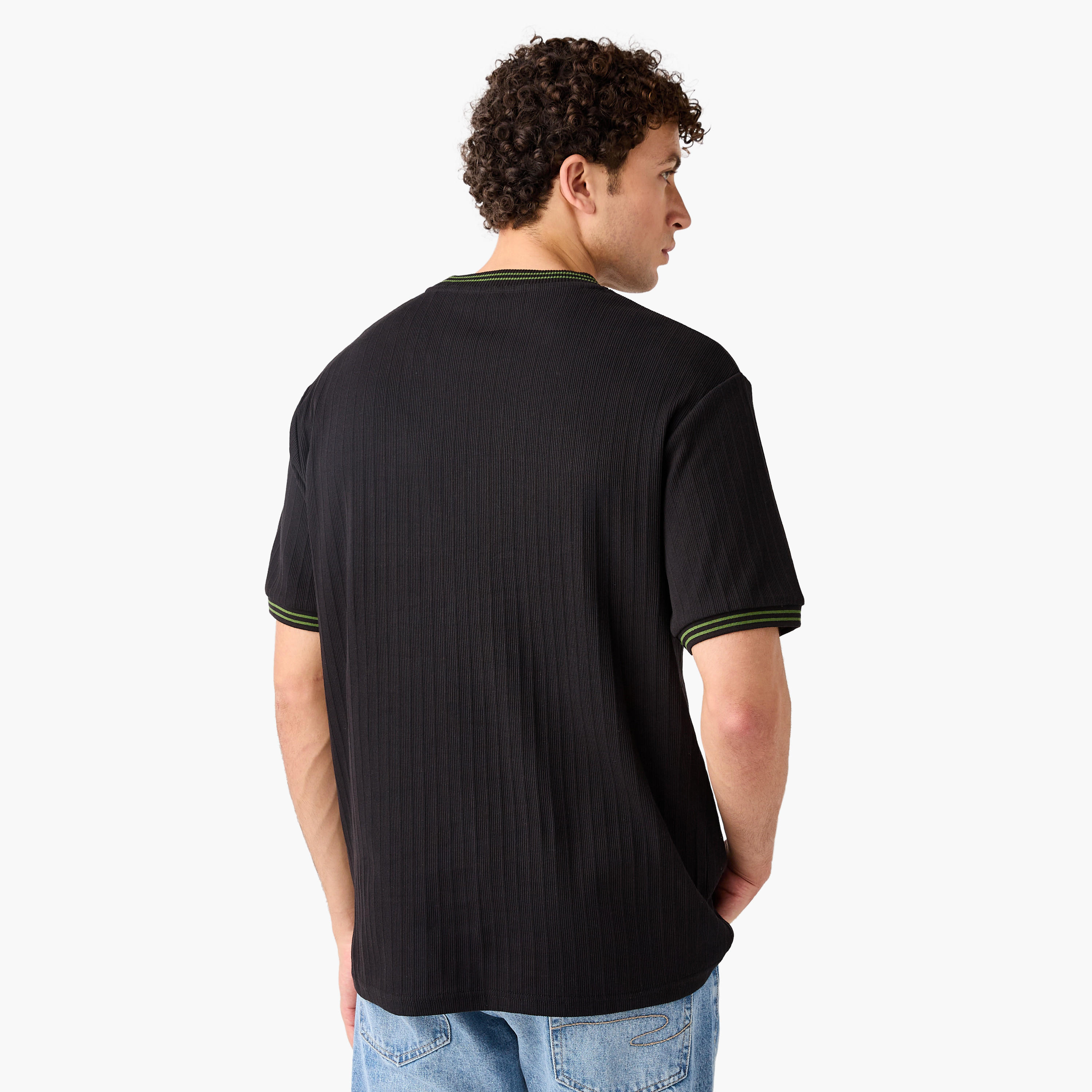 تيشيرت مضلع بياقة ضيقة-men-clothing-tshirtsandpolos-tshirts-image-3
