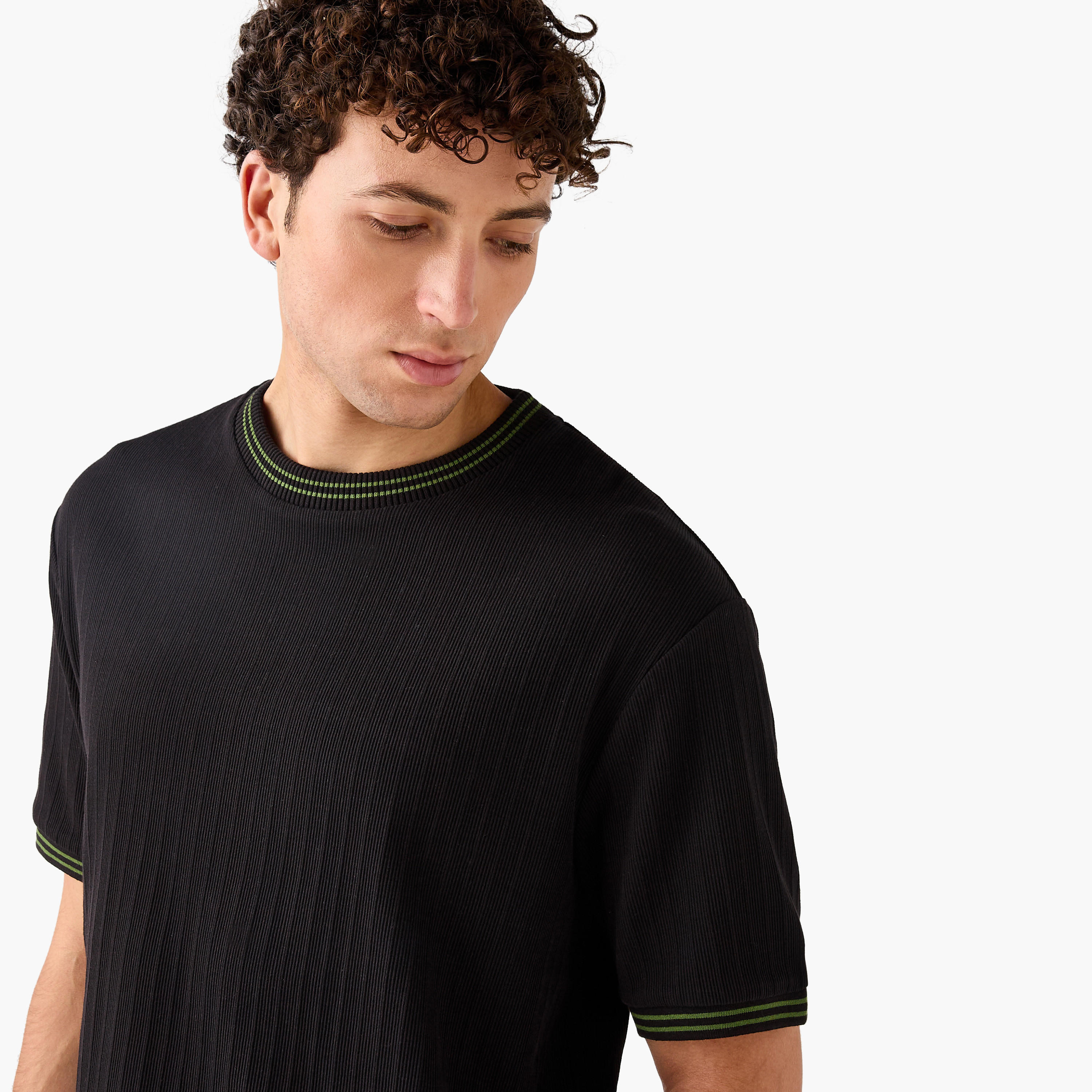 تيشيرت مضلع بياقة ضيقة-men-clothing-tshirtsandpolos-tshirts-image-4