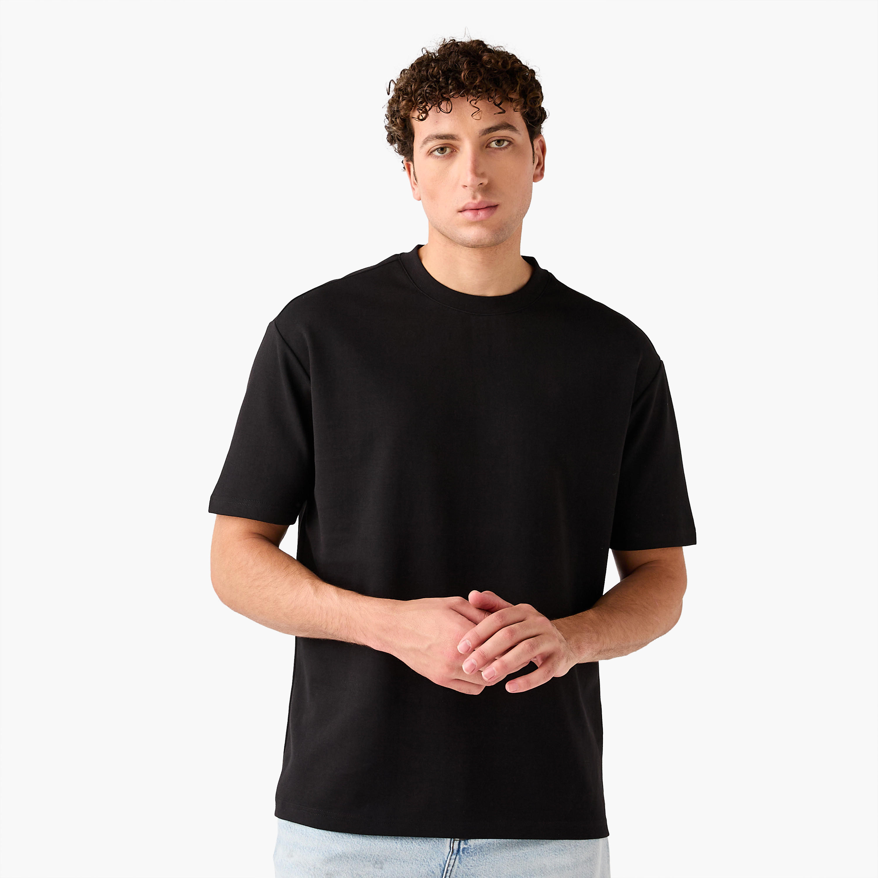 تيشيرت بقصة مريحة وياقة ضيقة-men-clothing-tshirtsandpolos-tshirts-image-1