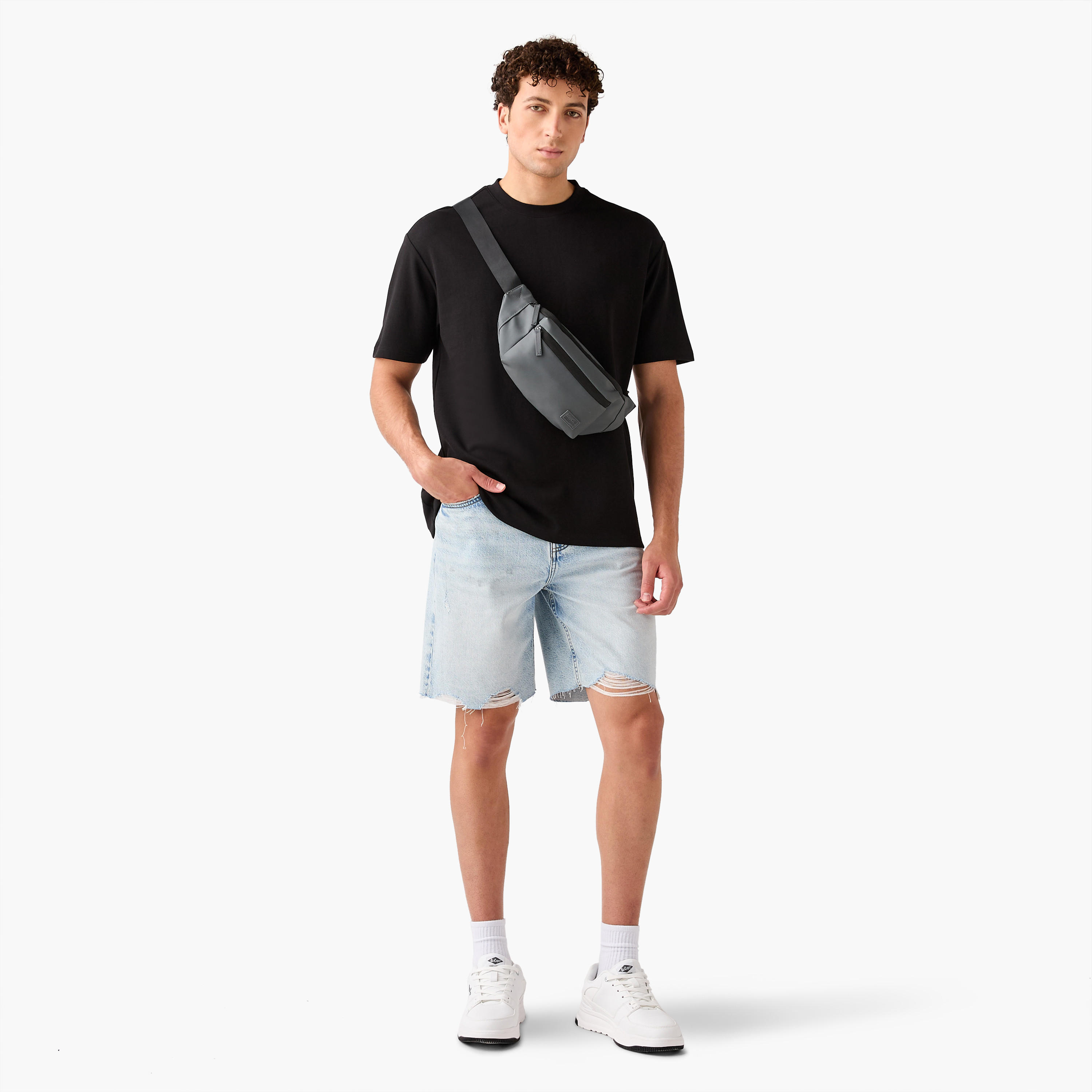 تيشيرت بقصة مريحة وياقة ضيقة-men-clothing-tshirtsandpolos-tshirts-image-2