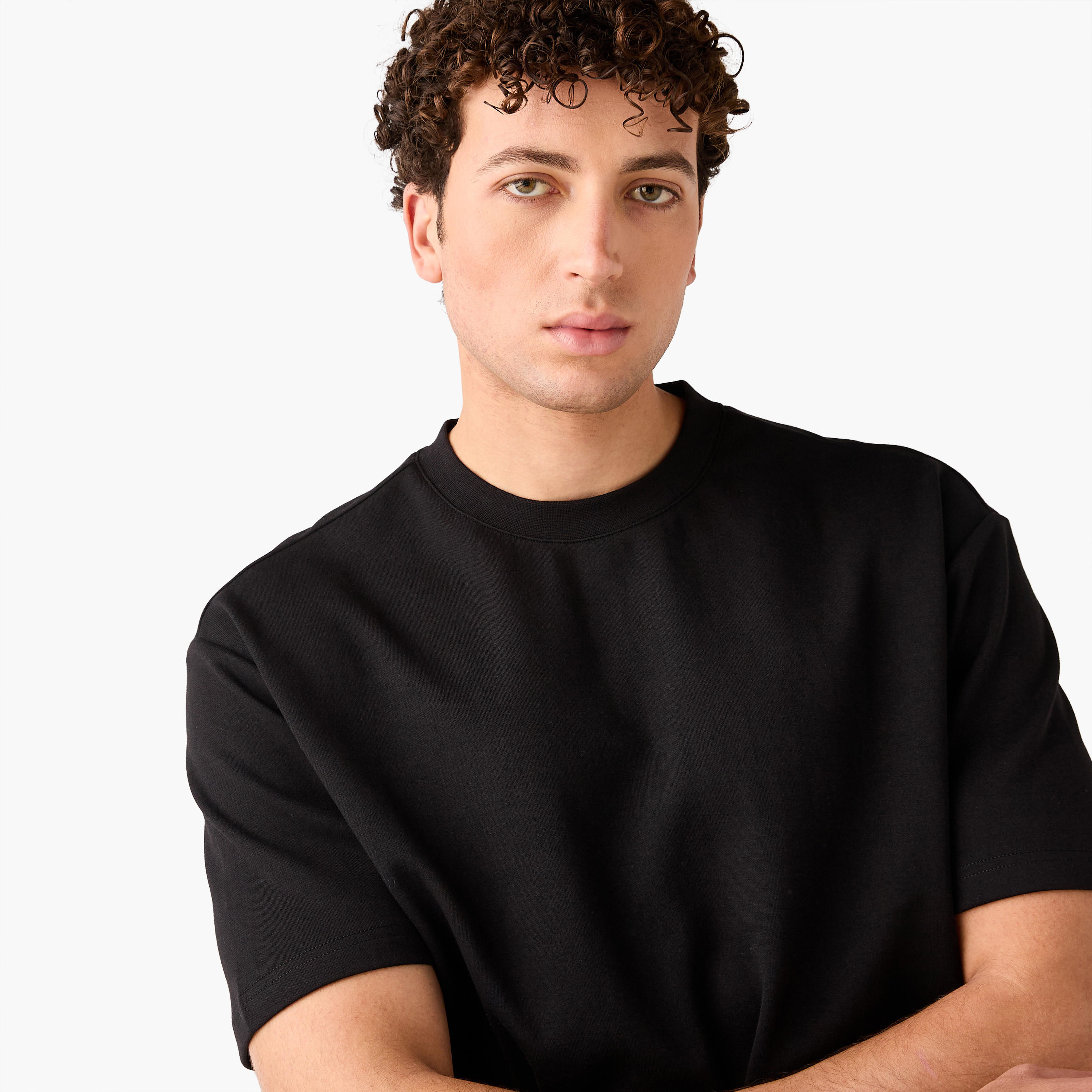 تيشيرت بقصة مريحة وياقة ضيقة-men-clothing-tshirtsandpolos-tshirts-image-4