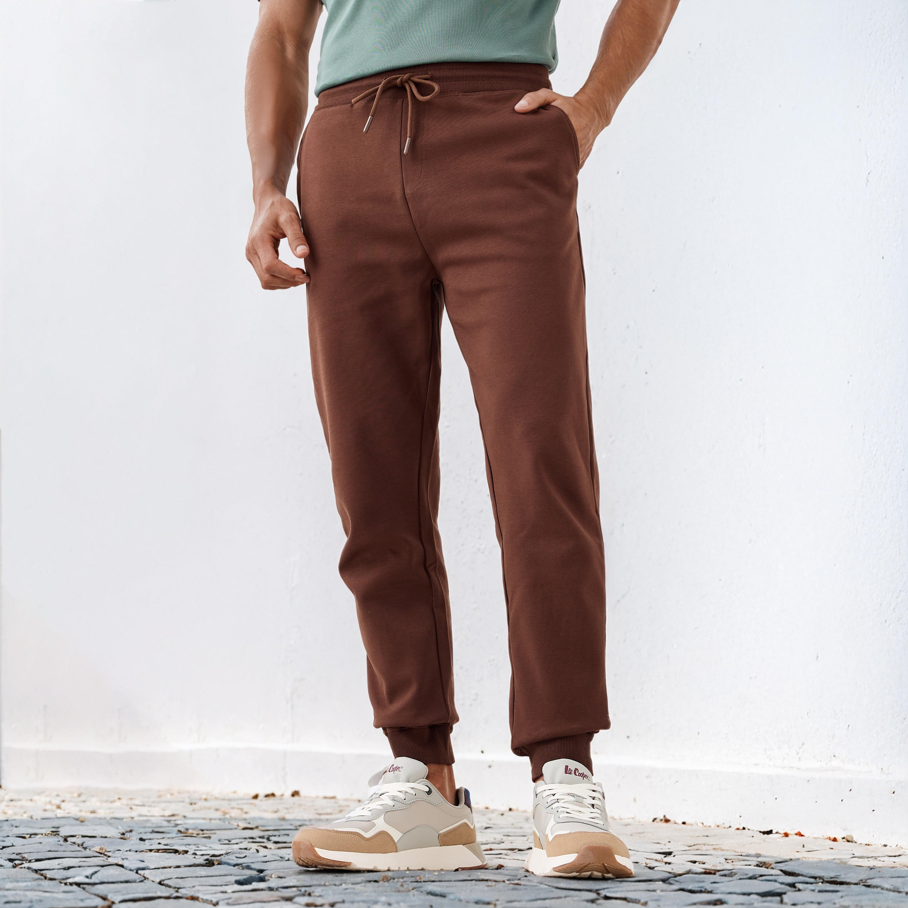 بنطلون رياضي بقصّة عادية وخصر مطاطي وجيوب-men-clothing-bottoms-joggers-image-1