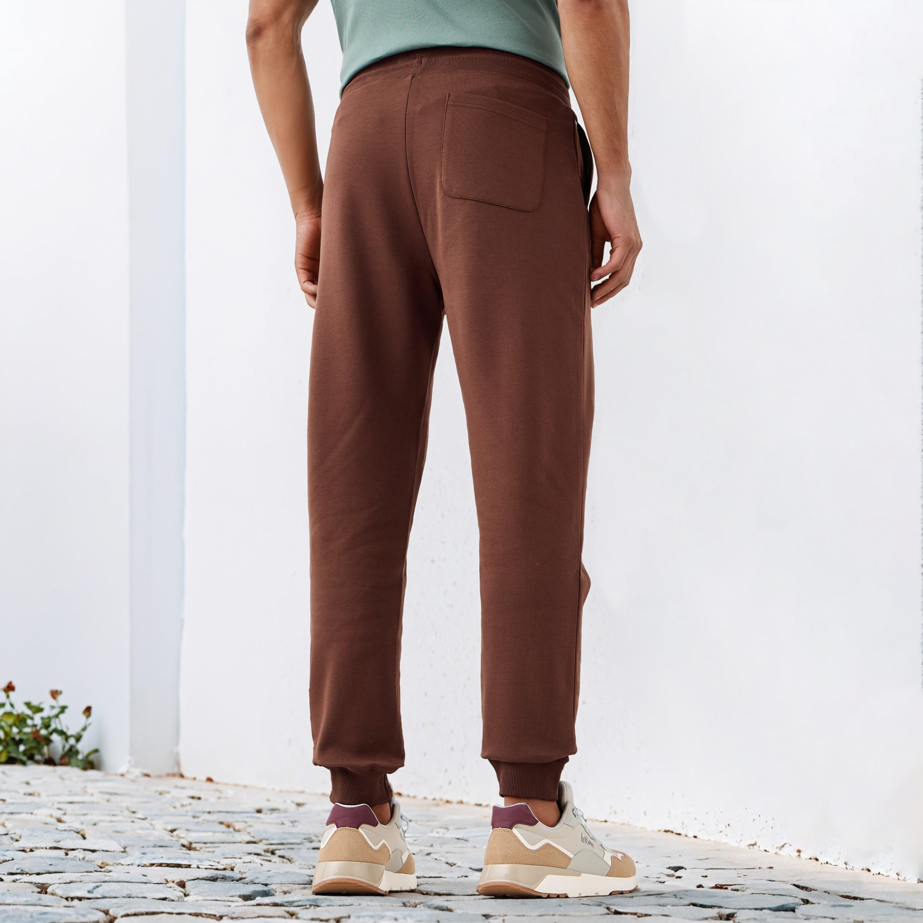 بنطلون رياضي بقصّة عادية وخصر مطاطي وجيوب-men-clothing-bottoms-joggers-image-3
