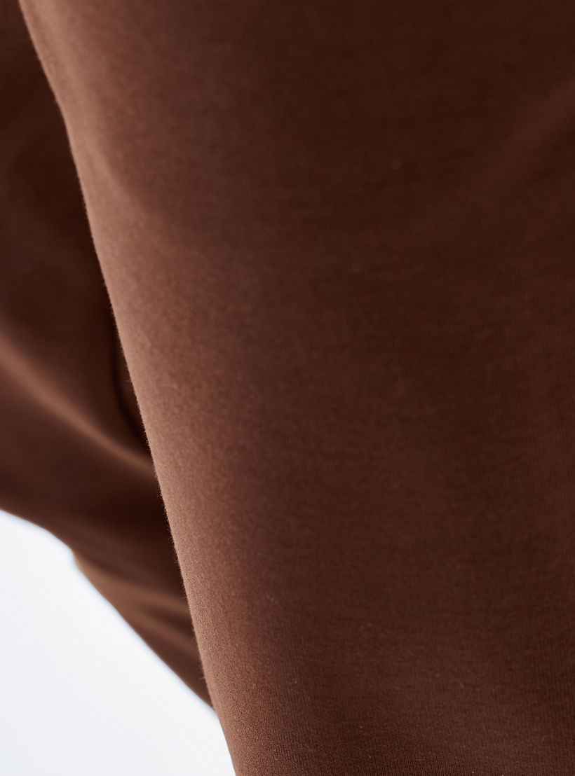 بنطلون رياضي بقصّة عادية وخصر مطاطي وجيوب-men-clothing-bottoms-joggers-image-5