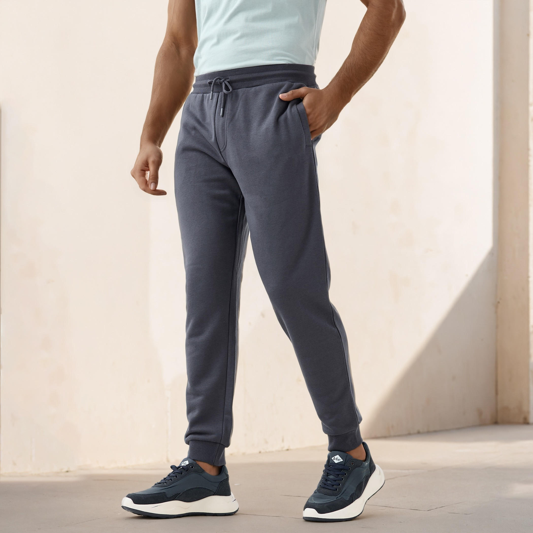 بنطلون رياضي سادة ومريح بجيوب-men-clothing-bottoms-joggers-image-5