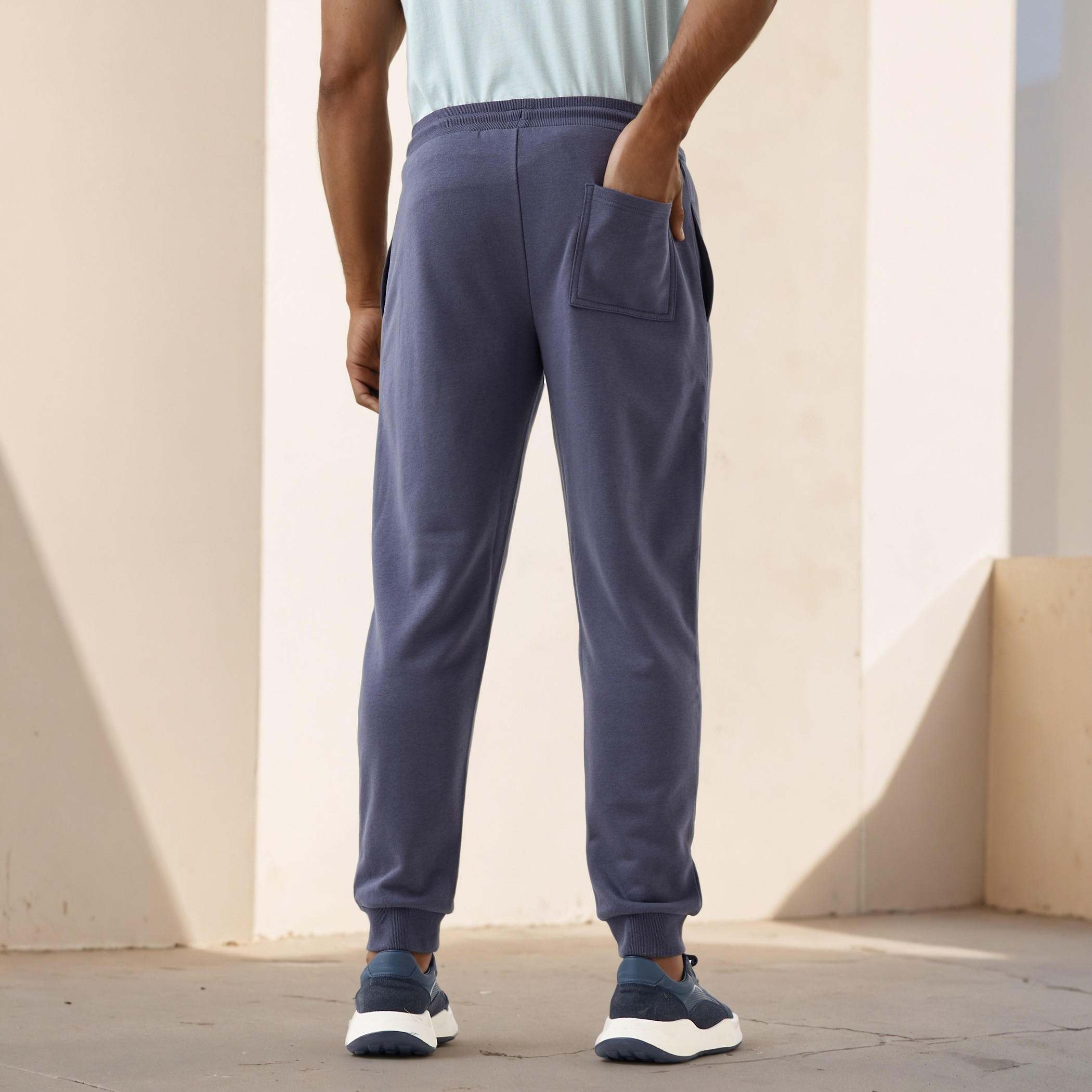 بنطلون رياضي سادة ومريح بجيوب-men-clothing-bottoms-joggers-image-3