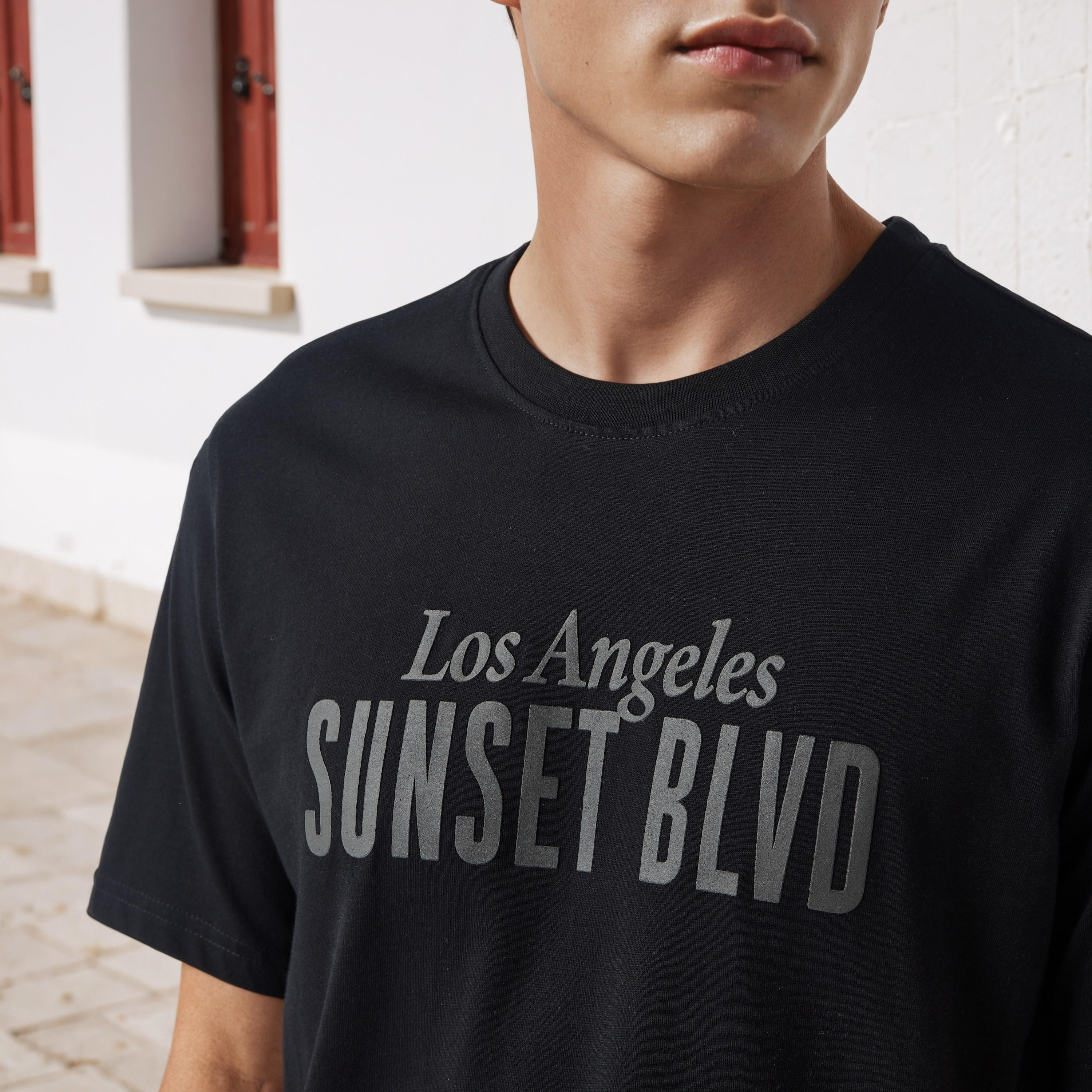 تيشيرت بياقة ضيقة وطبعات تايبوجرافيك-men-clothing-tshirtsandpolos-tshirts-image-2