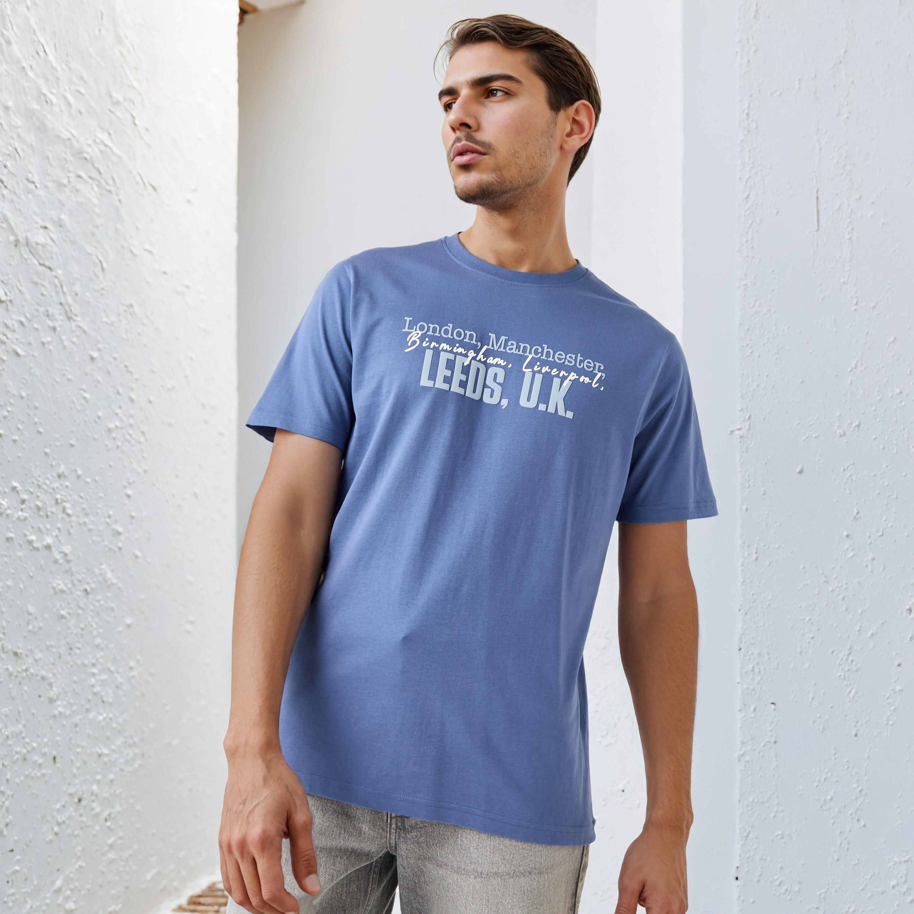تيشيرت بياقة ضيقة وطبعات تايبوجرافيك-men-clothing-tshirtsandpolos-tshirts-image-5