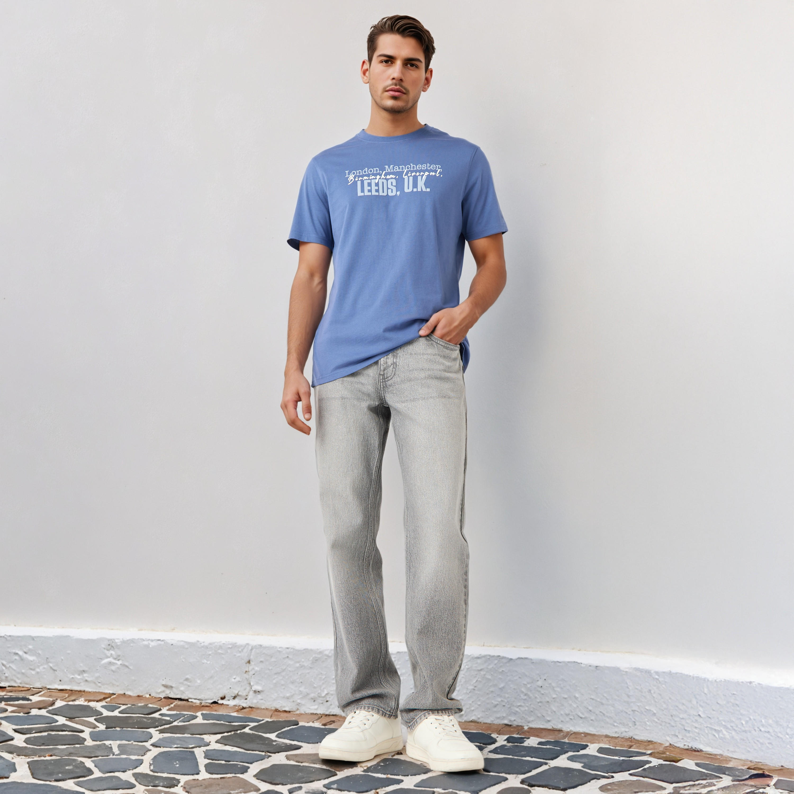 تيشيرت بياقة ضيقة وطبعات تايبوجرافيك-men-clothing-tshirtsandpolos-tshirts-image-4