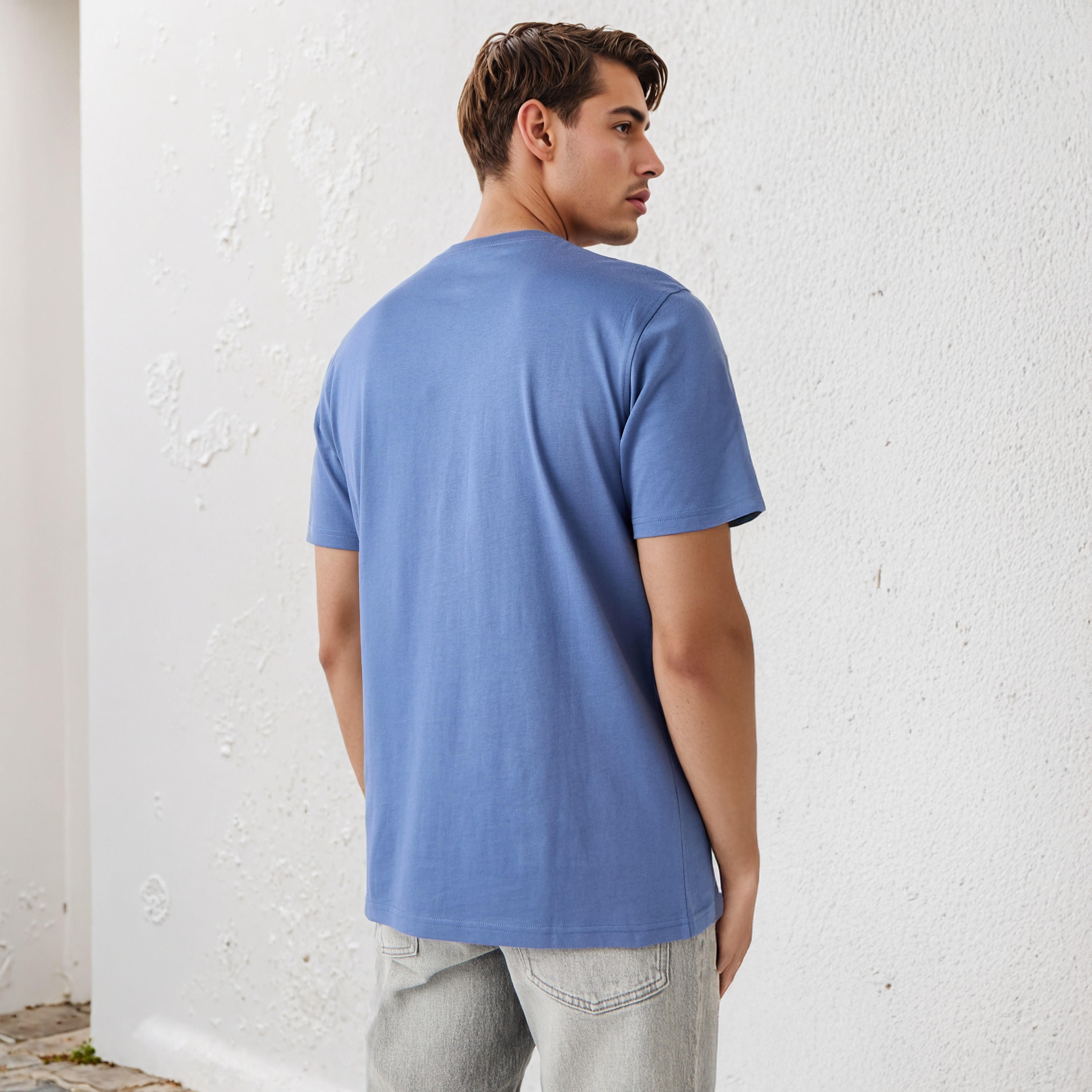 تيشيرت بياقة ضيقة وطبعات تايبوجرافيك-men-clothing-tshirtsandpolos-tshirts-image-3
