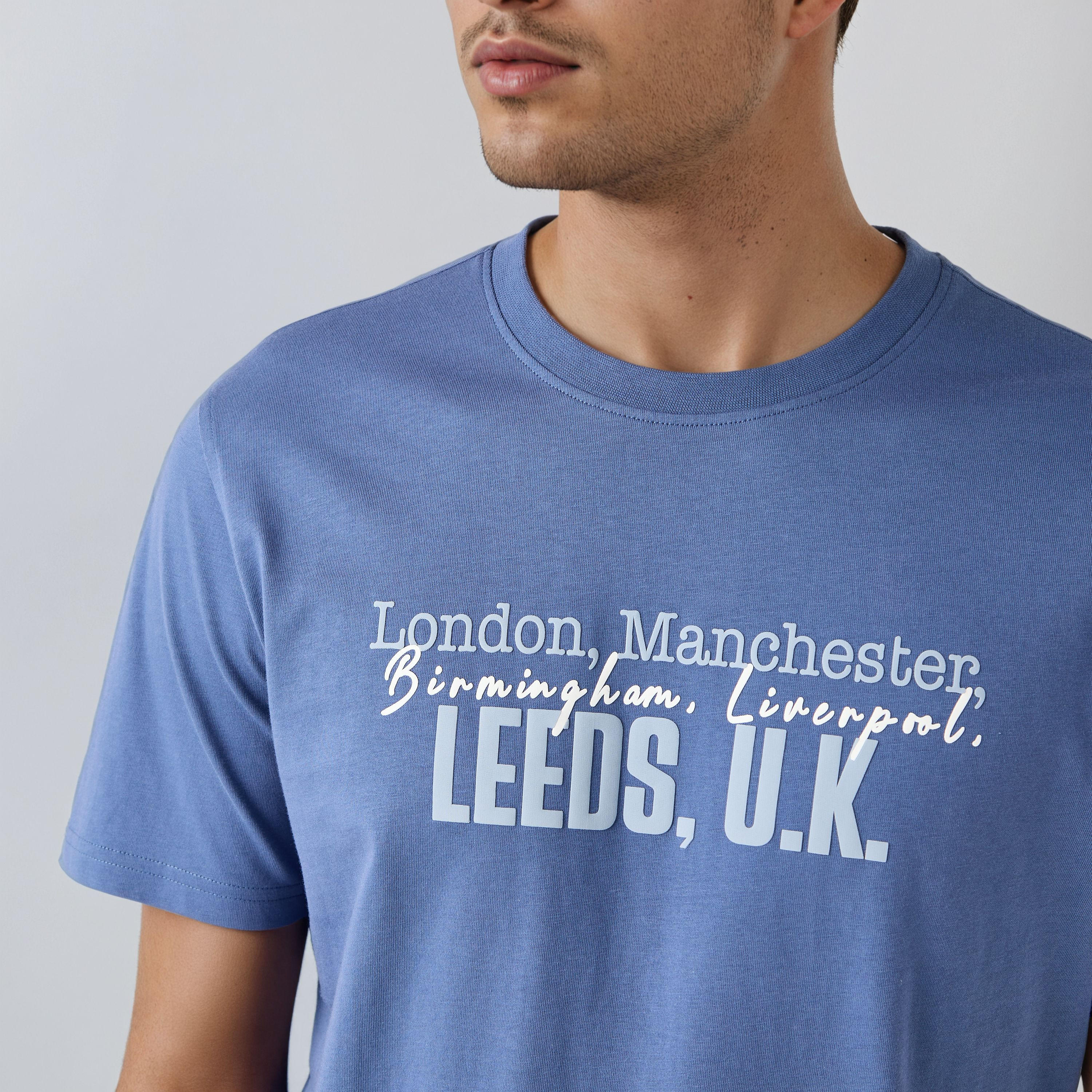 تيشيرت بياقة ضيقة وطبعات تايبوجرافيك-men-clothing-tshirtsandpolos-tshirts-image-2