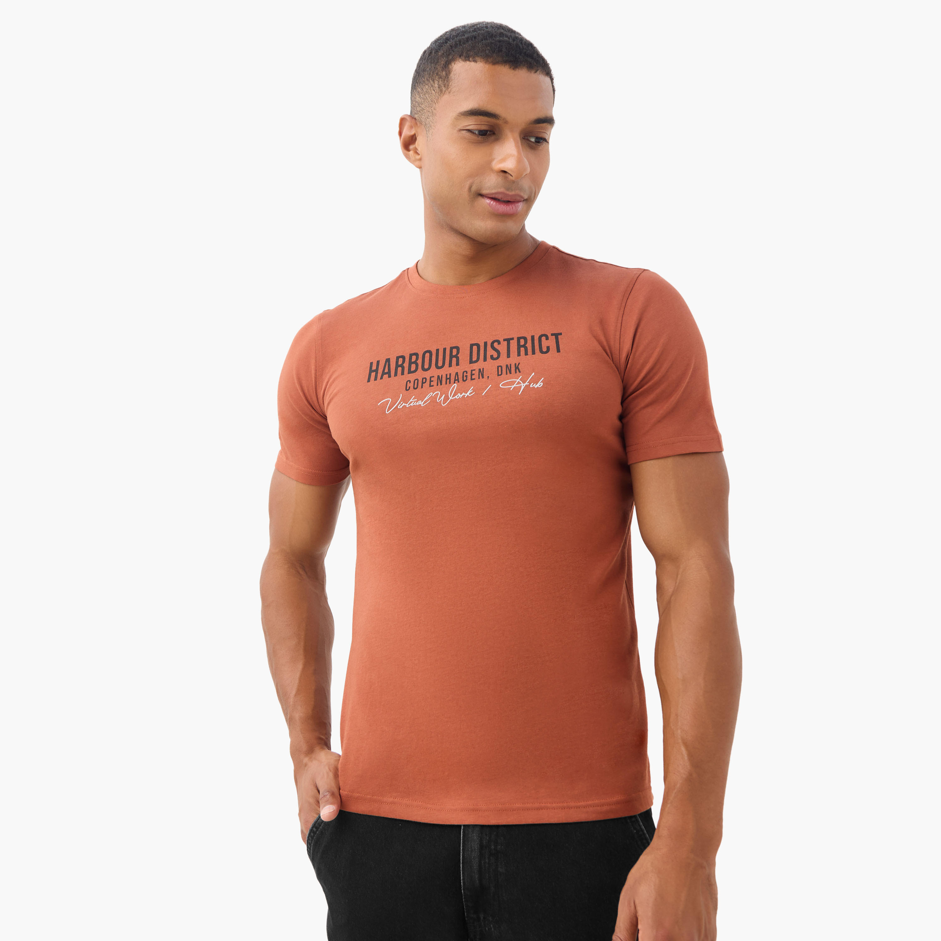 تيشيرت بياقة ضيقة وطبعات شعار-men-clothing-tshirtsandpolos-tshirts-image-6