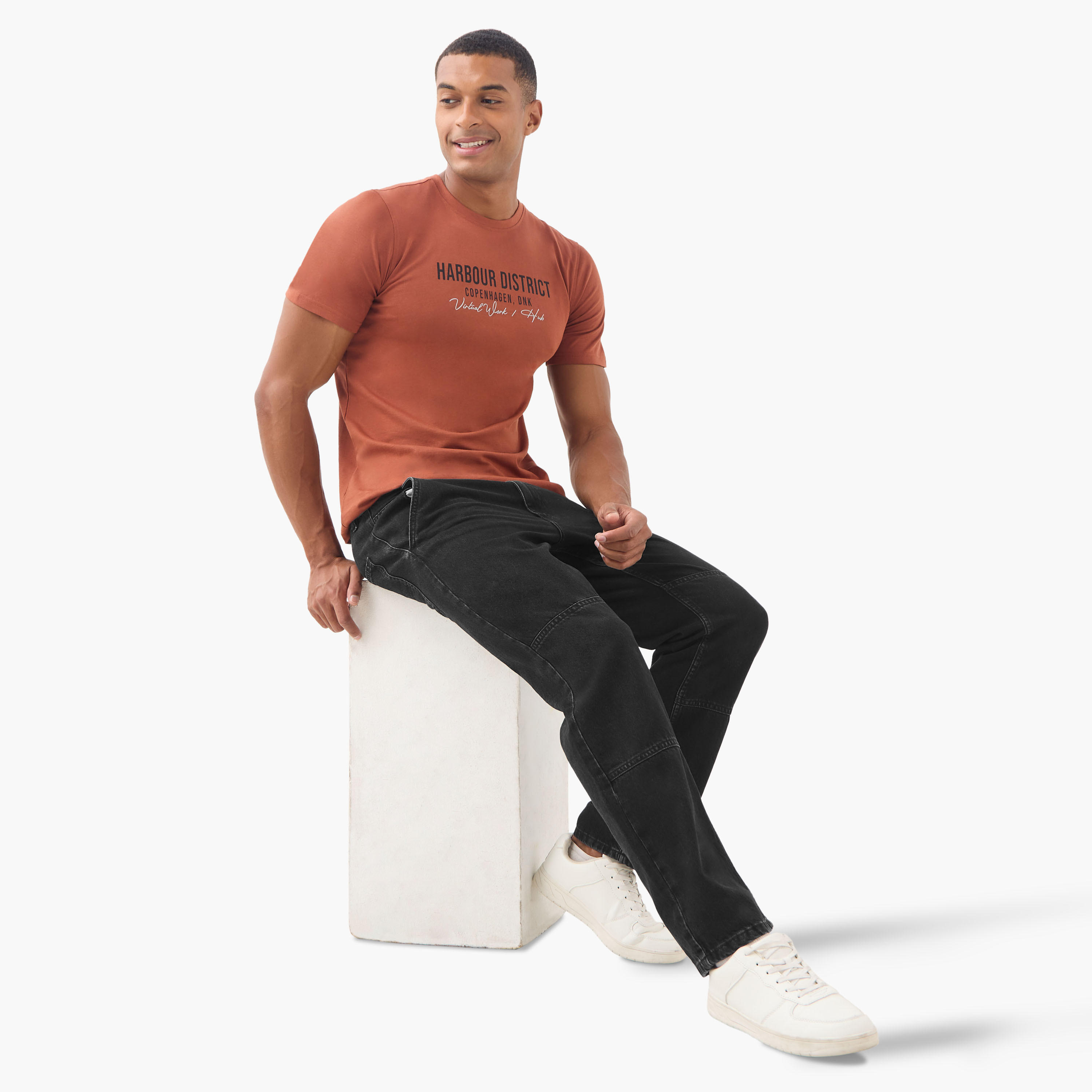 تيشيرت بياقة ضيقة وطبعات شعار-men-clothing-tshirtsandpolos-tshirts-image-4