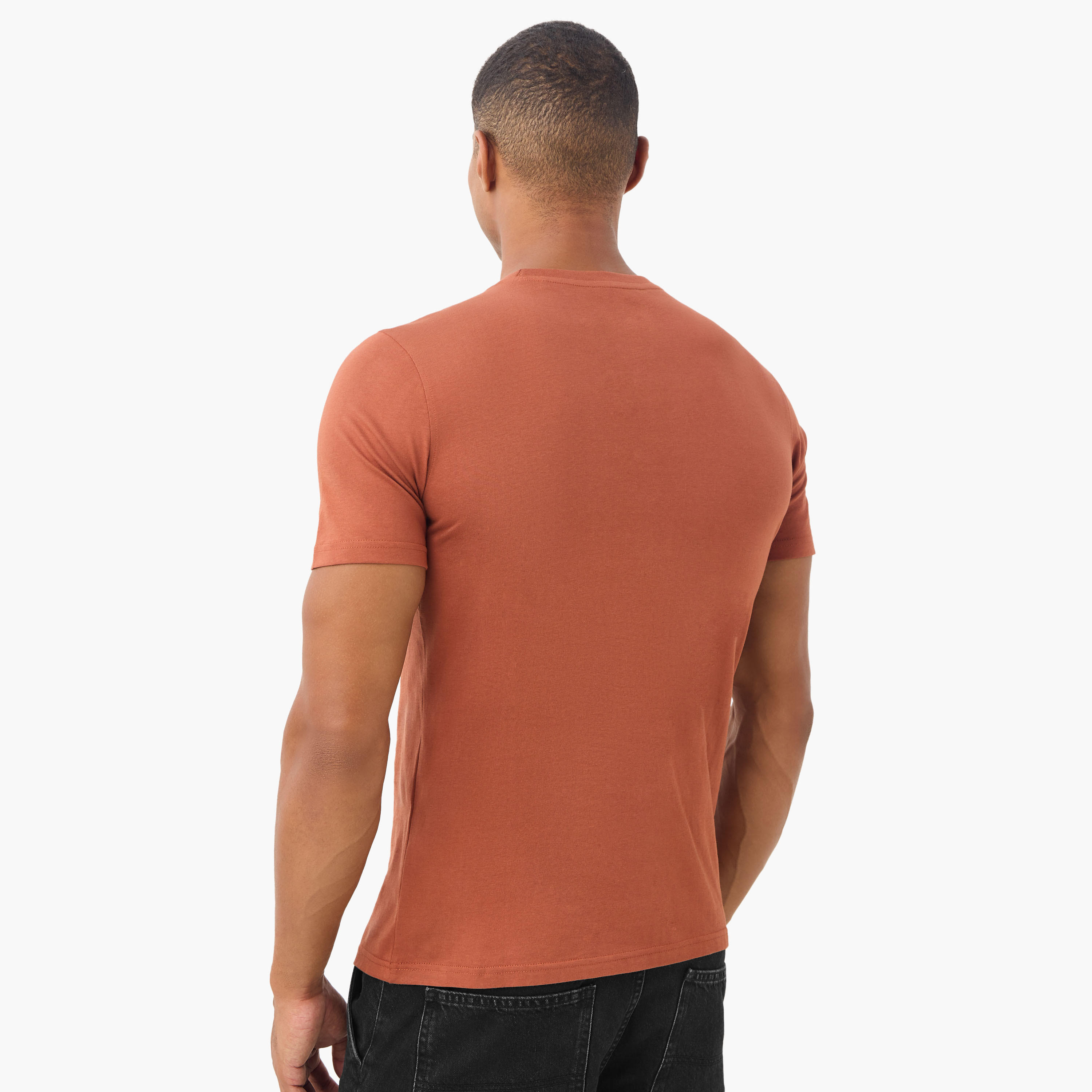 تيشيرت بياقة ضيقة وطبعات شعار-men-clothing-tshirtsandpolos-tshirts-image-3