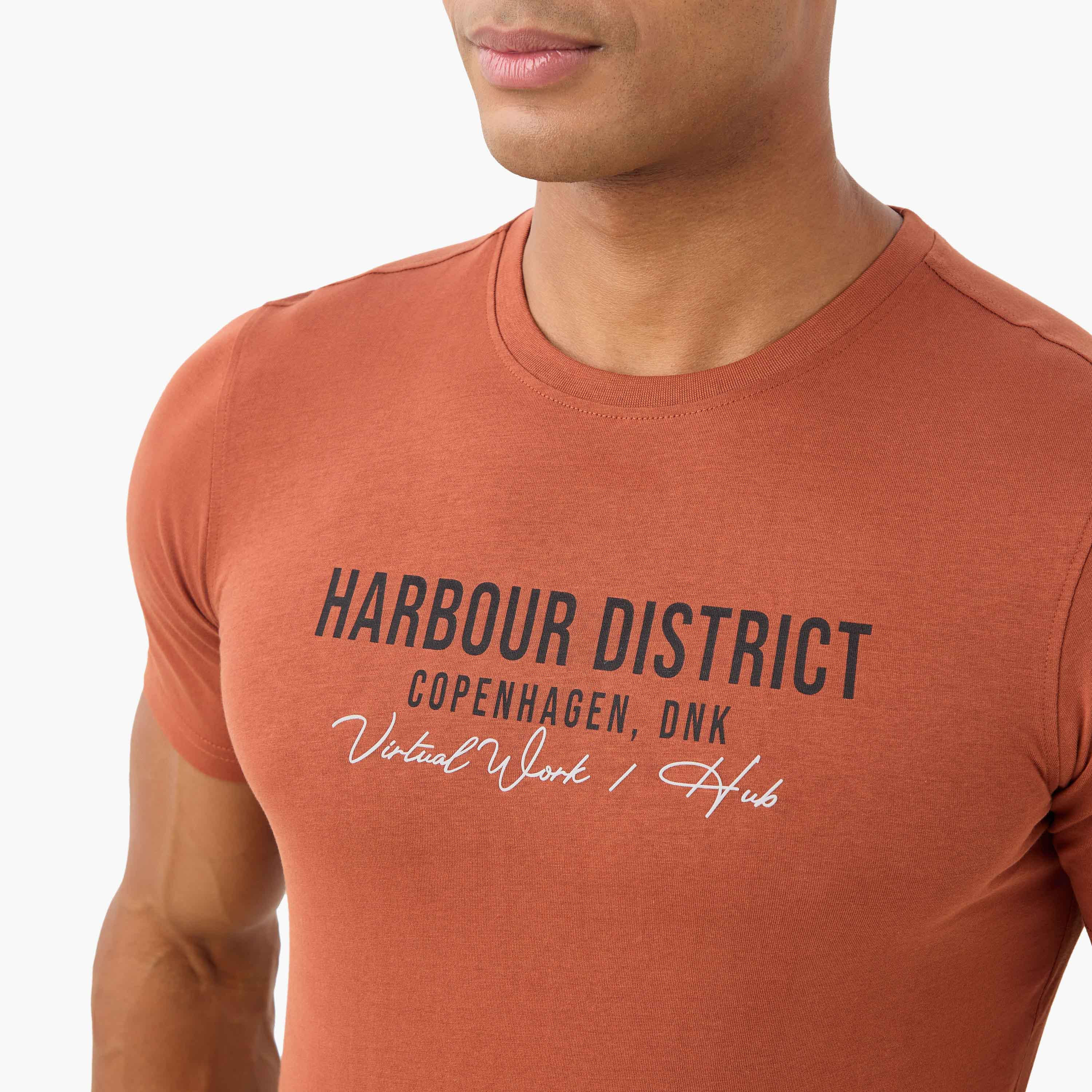 تيشيرت بياقة ضيقة وطبعات شعار-men-clothing-tshirtsandpolos-tshirts-image-2