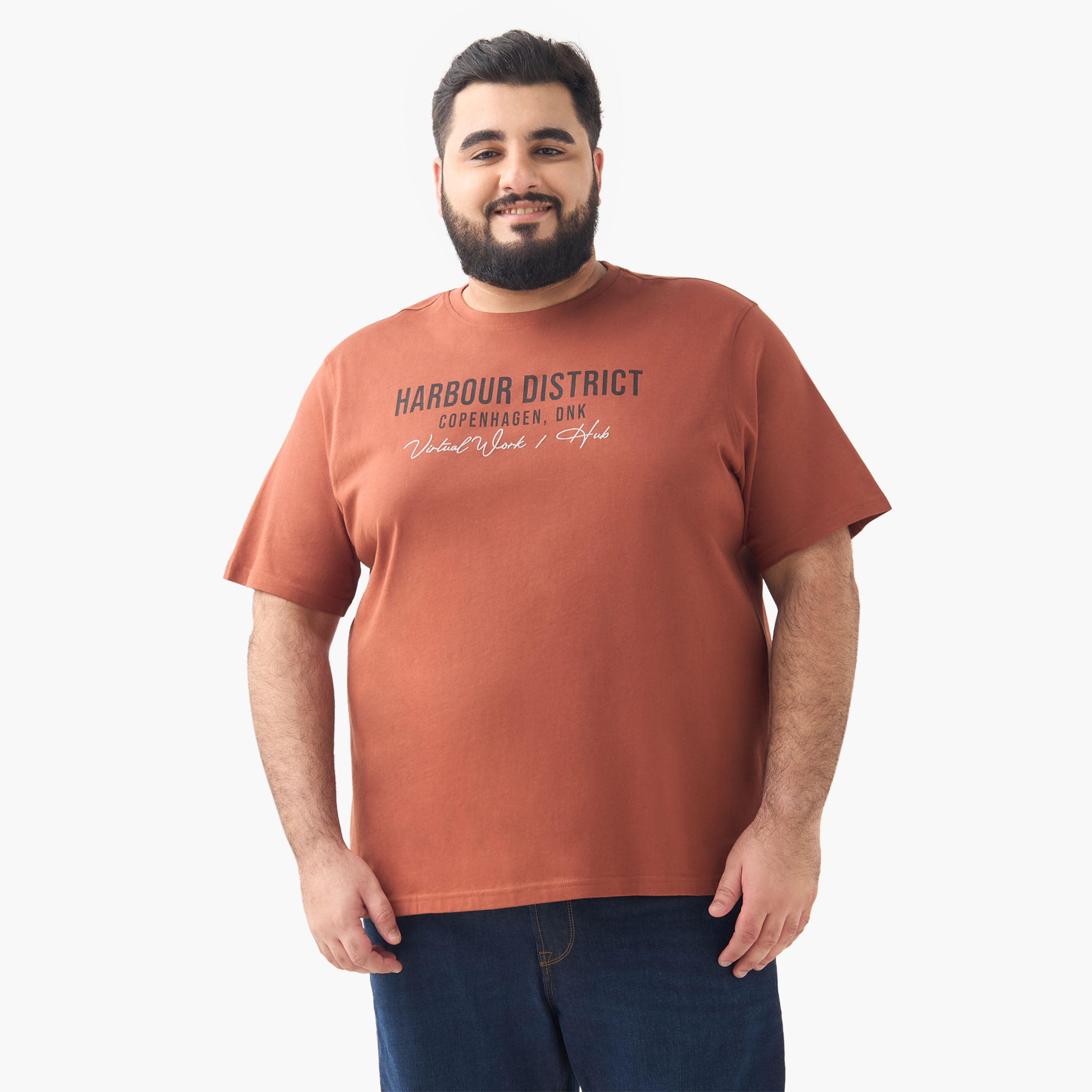 تيشيرت بياقة ضيقة وطبعات شعار-men-clothing-tshirtsandpolos-tshirts-image-5