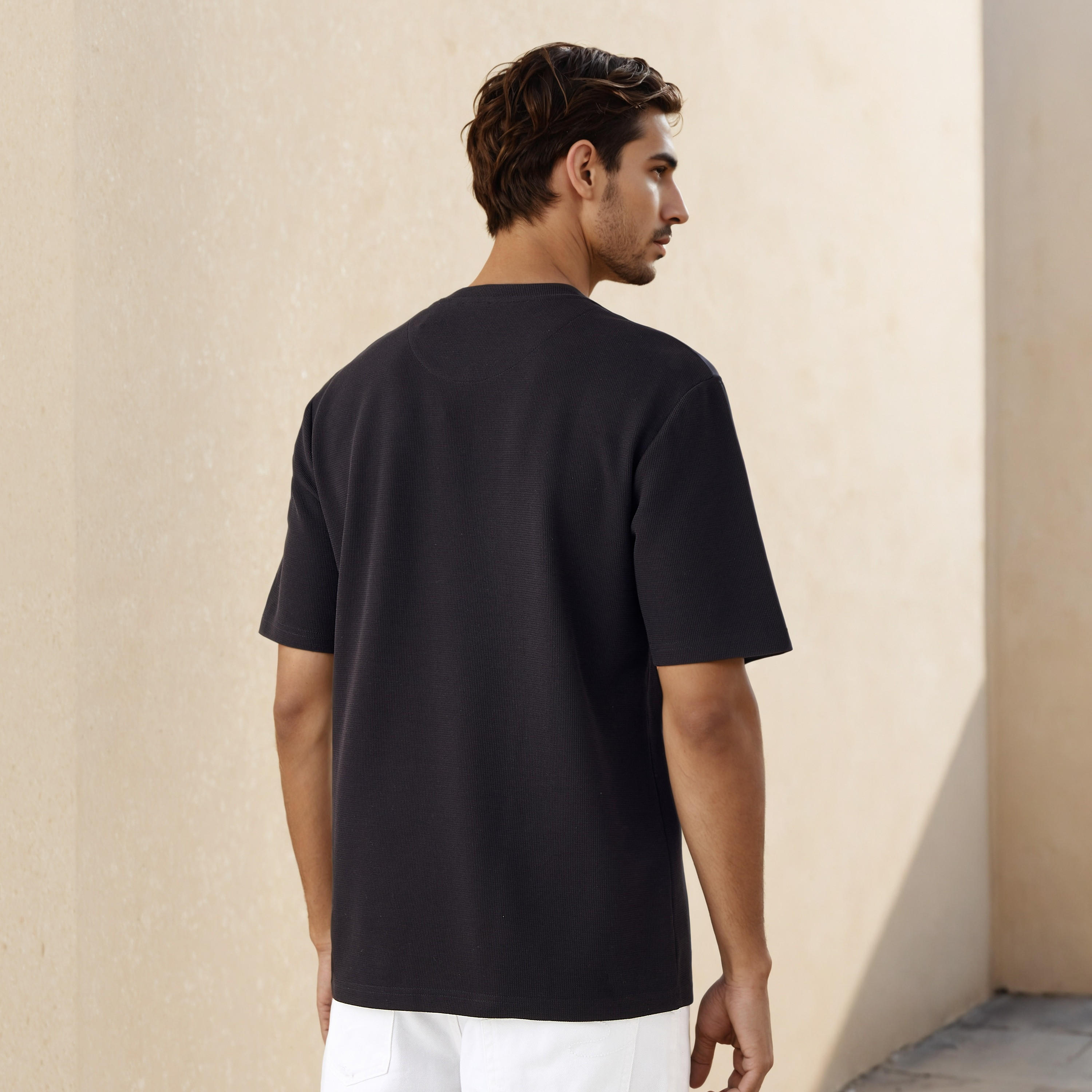 تيشيرت بارز الملمس بقصّة مريحة-men-clothing-tshirtsandpolos-tshirts-image-3