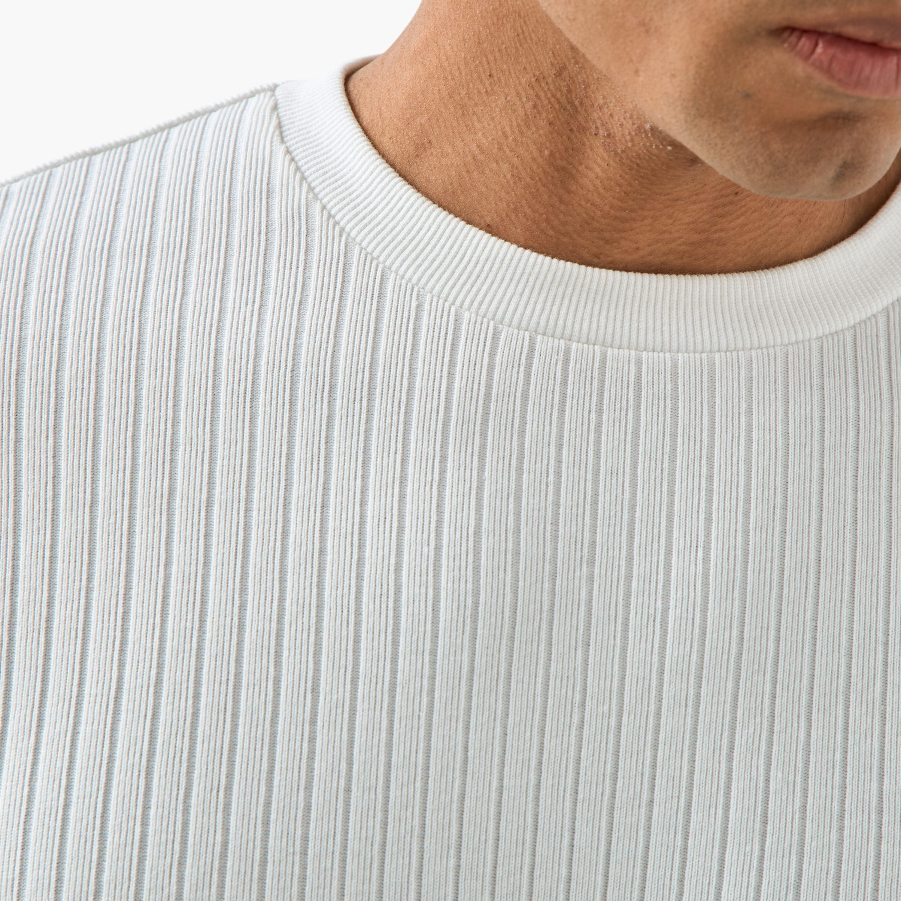 تيشيرت رجالي مضلع بأكمام طويلة وقصة عادية وياقة ضيقة-men-clothing-tshirtsandpolos-tshirts-image-3