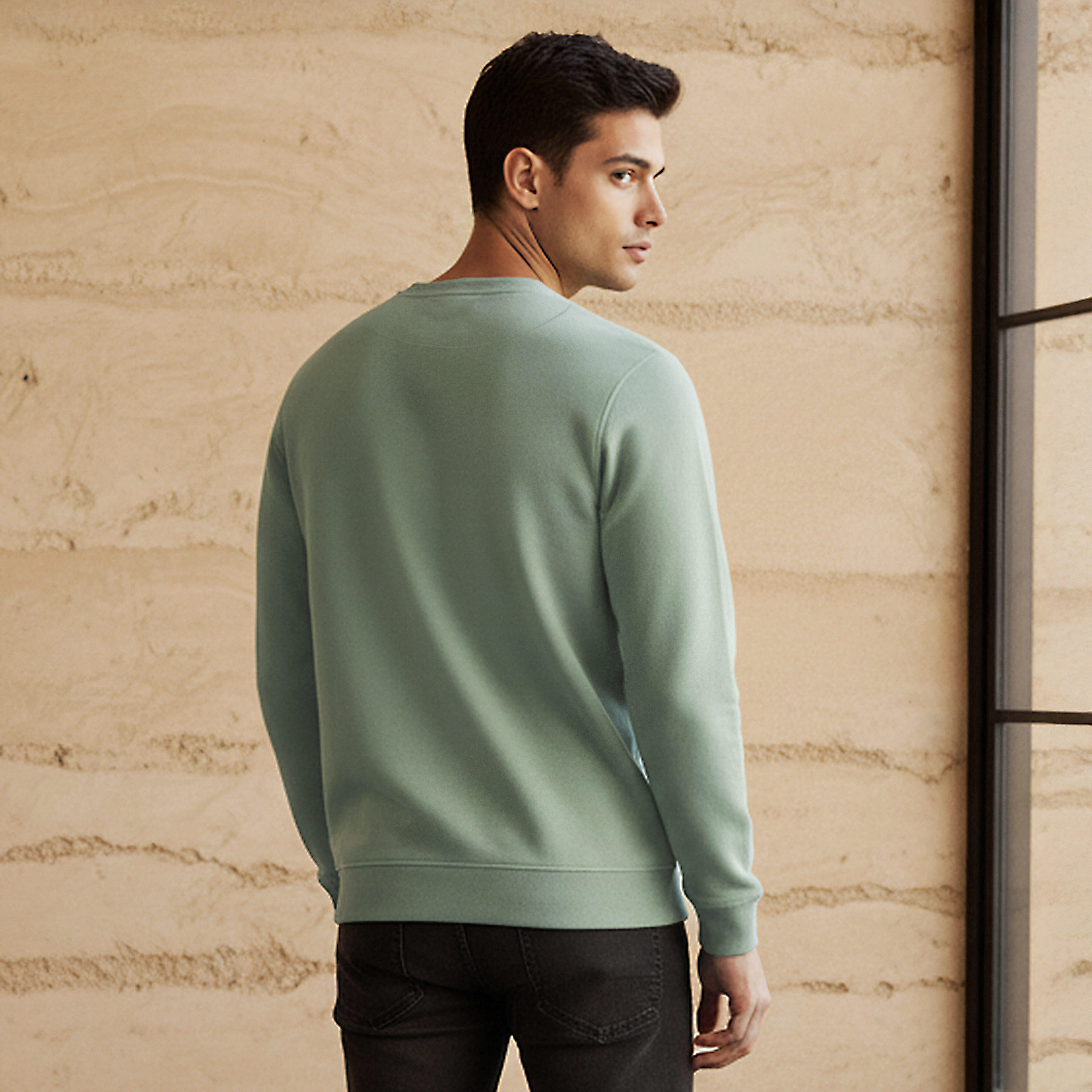 سويت شيرت رجالي بياقة ضيقة وقصة عادية-men-winterwear-hoodiesandsweatshirts-image-2