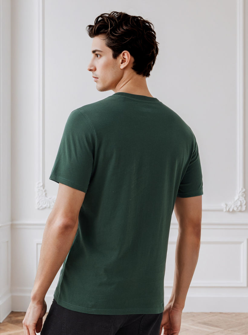 تيشيرت بقصة سليم وياقة ضيقة وأكمام قصيرة وطبعات تايبوجرافيك للرجال-men-clothing-tshirtsandpolos-tshirts-image-3