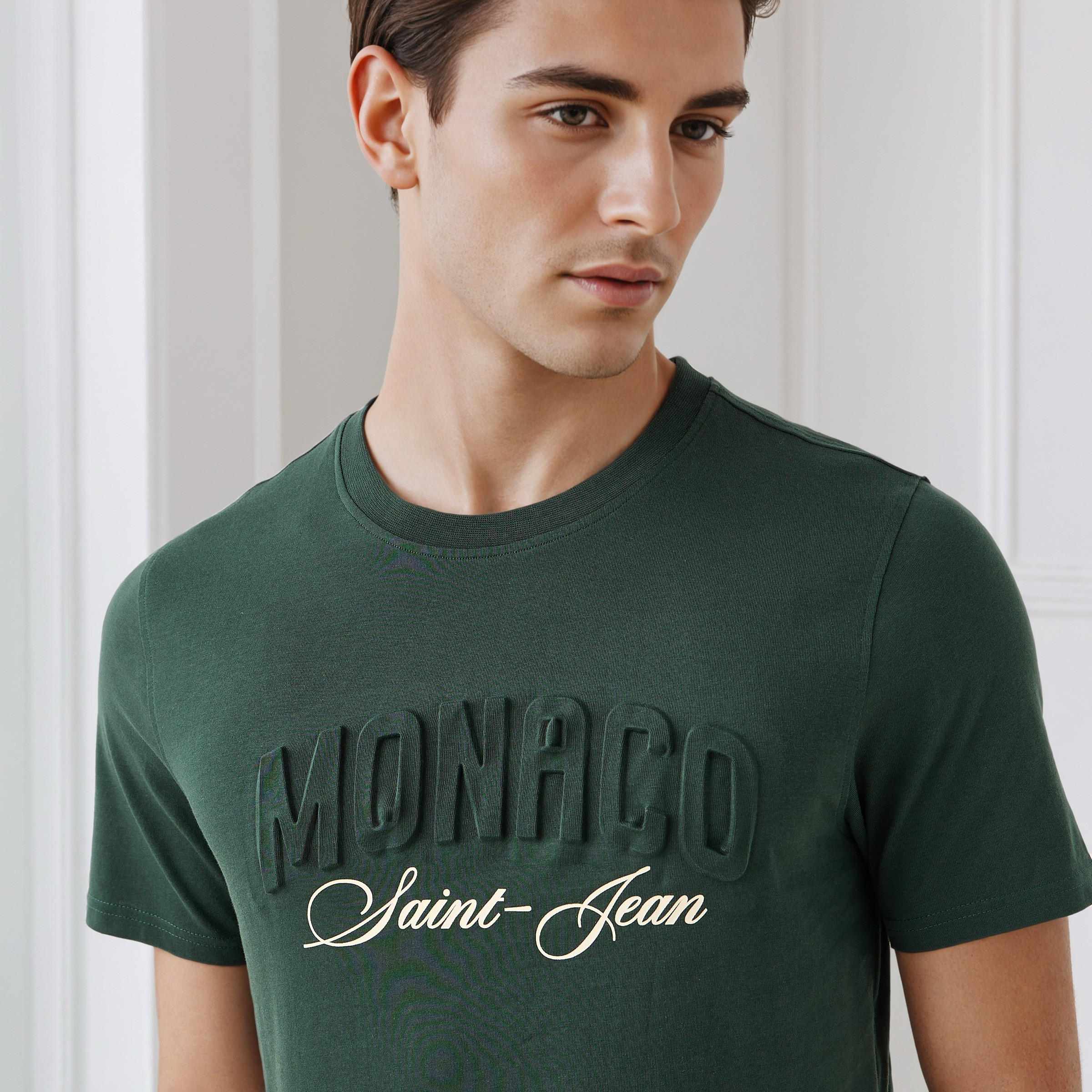 تيشيرت بقصة سليم وياقة ضيقة وأكمام قصيرة وطبعات تايبوجرافيك للرجال-men-clothing-tshirtsandpolos-tshirts-image-4