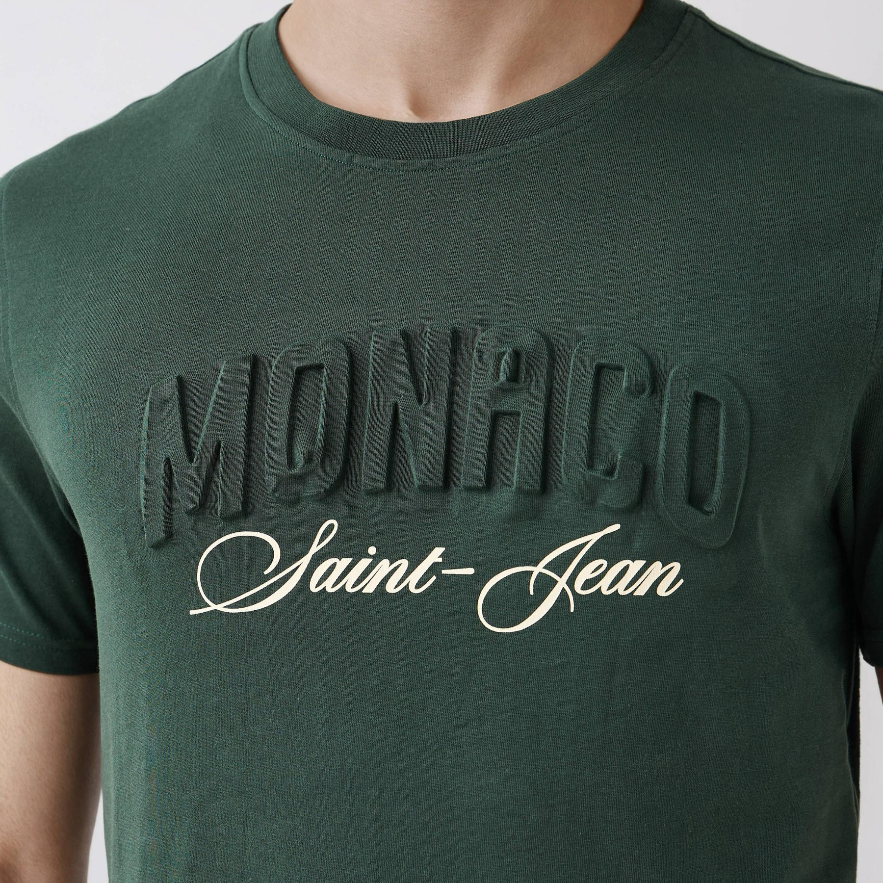 تيشيرت بقصة سليم وياقة ضيقة وأكمام قصيرة وطبعات تايبوجرافيك للرجال-men-clothing-tshirtsandpolos-tshirts-image-5