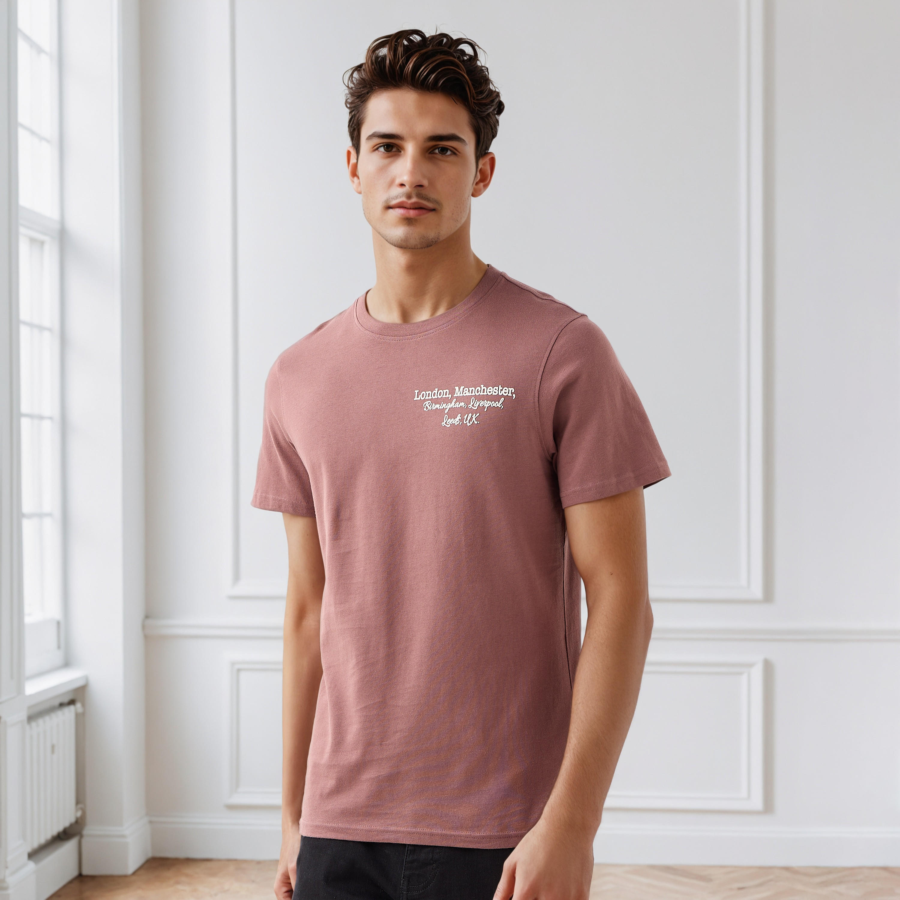 تيشيرت رجالي بقصة ضيقة وطبعات تايبوجرافيك وياقة ضيقة وأكمام قصيرة-men-clothing-tshirtsandpolos-tshirts-image-1