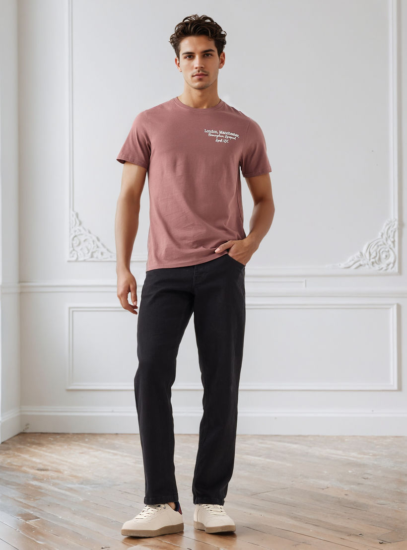 تيشيرت رجالي بقصة ضيقة وطبعات تايبوجرافيك وياقة ضيقة وأكمام قصيرة-men-clothing-tshirtsandpolos-tshirts-image-2