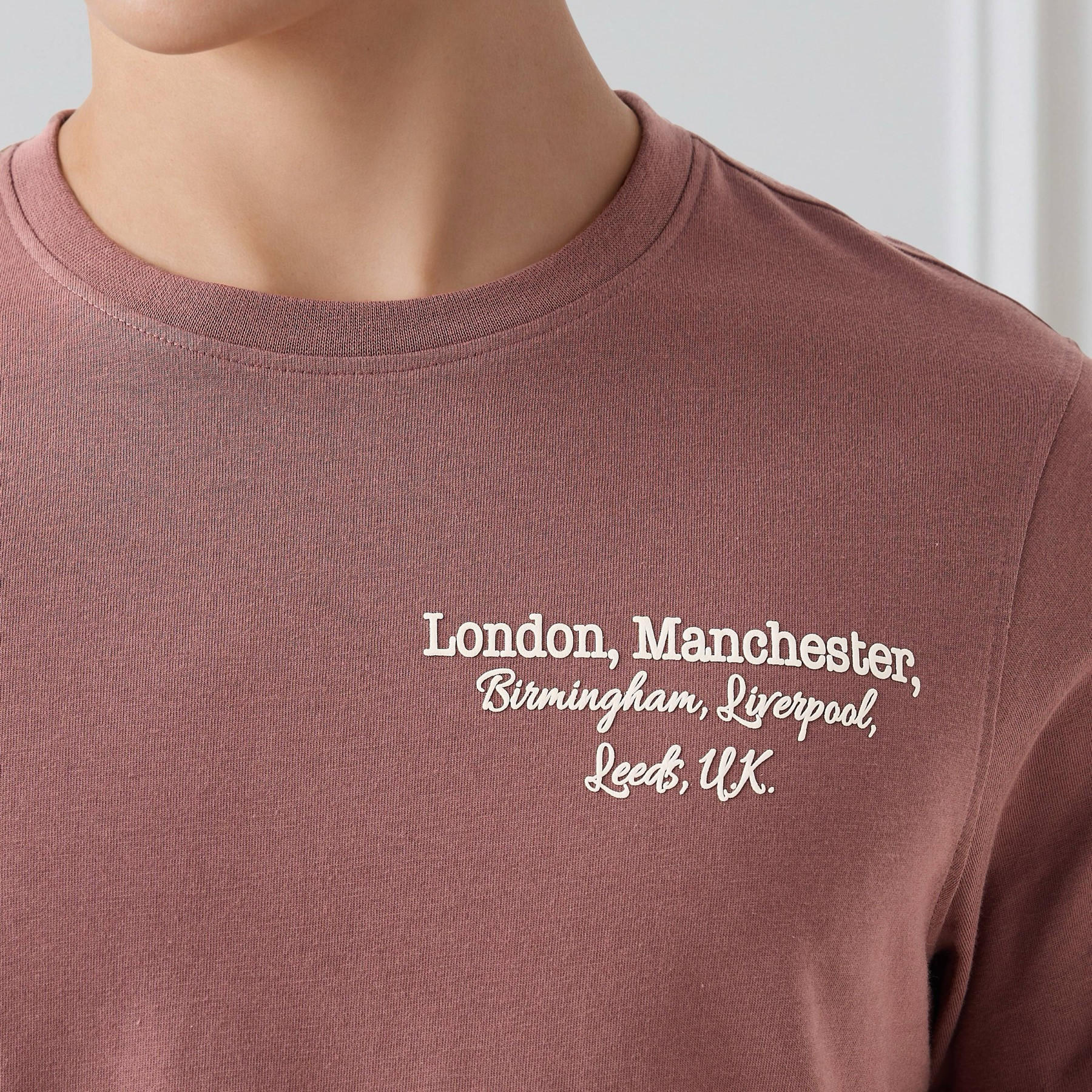 تيشيرت رجالي بقصة ضيقة وطبعات تايبوجرافيك وياقة ضيقة وأكمام قصيرة-men-clothing-tshirtsandpolos-tshirts-image-4