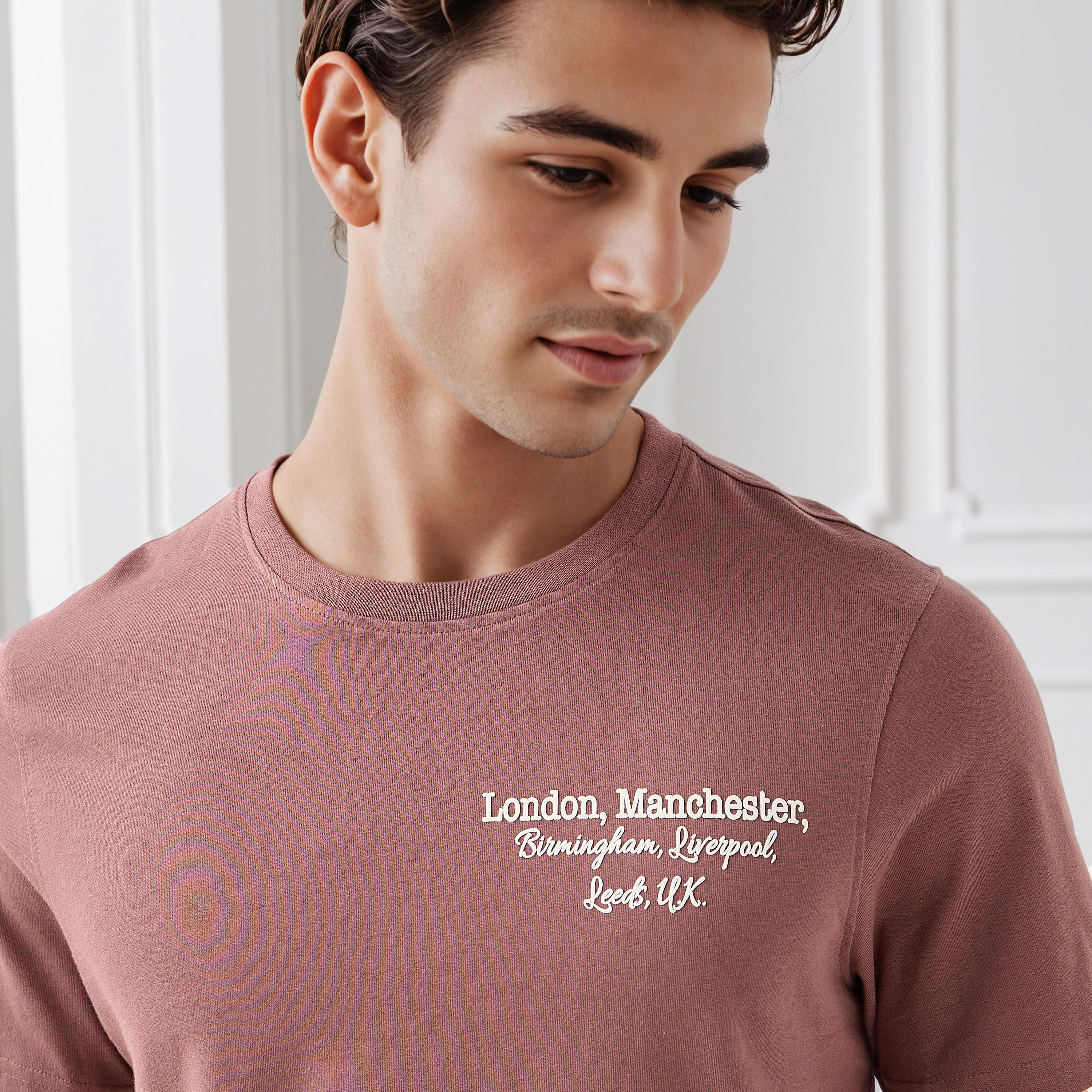 تيشيرت رجالي بقصة ضيقة وطبعات تايبوجرافيك وياقة ضيقة وأكمام قصيرة-men-clothing-tshirtsandpolos-tshirts-image-5