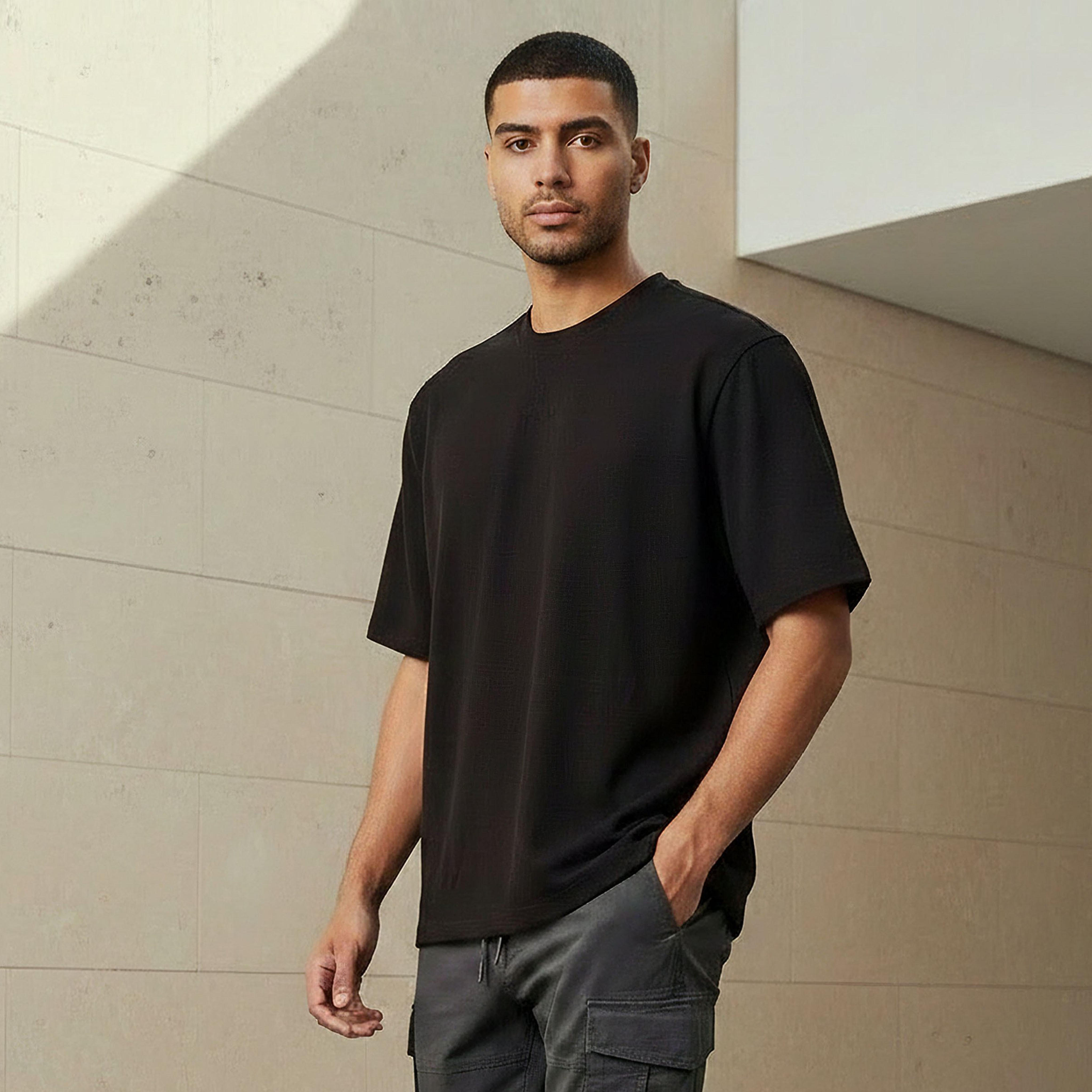 تيشيرت بارز الملمس بقصة مريحة وياقة ضيقة وأكمام قصيرة للرجال-men-clothing-tshirtsandpolos-tshirts-image-1