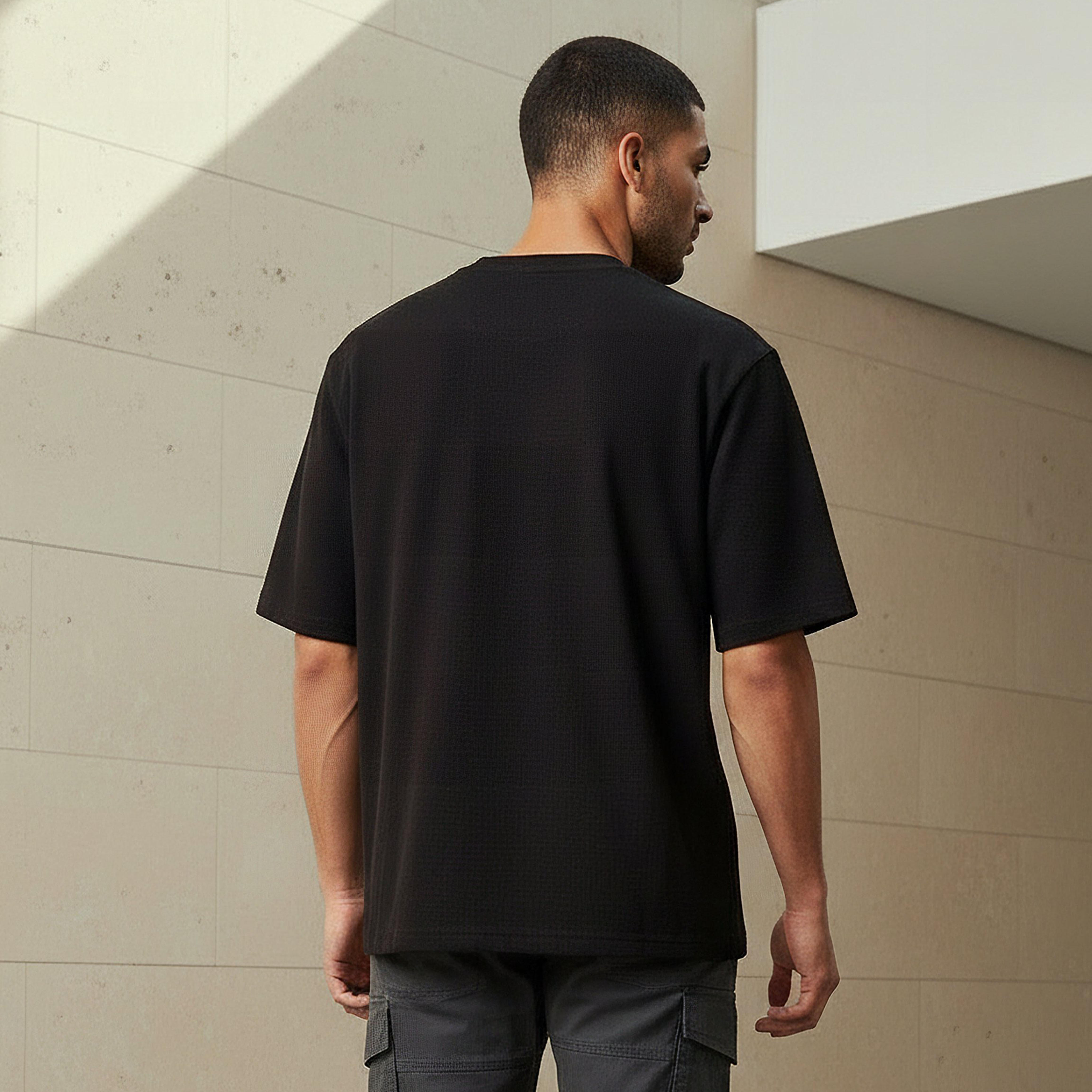 تيشيرت بارز الملمس بقصة مريحة وياقة ضيقة وأكمام قصيرة للرجال-men-clothing-tshirtsandpolos-tshirts-image-3