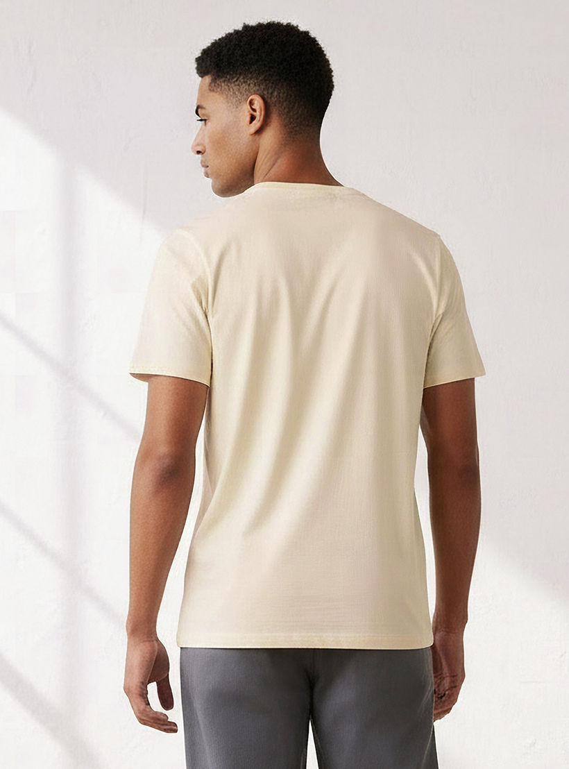 تيشيرت بقصة عادية وياقة ضيقة وأكمام قصيرة للرجال-men-clothing-tshirtsandpolos-tshirts-image-3