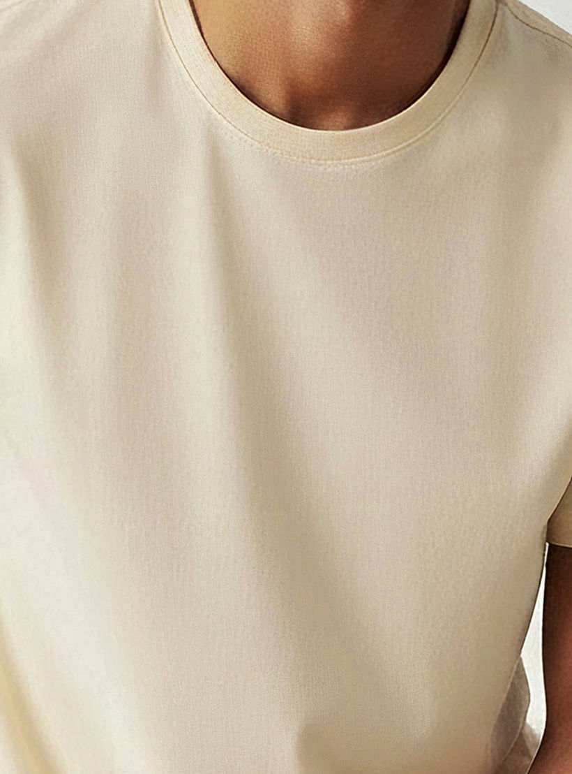 تيشيرت بقصة عادية وياقة ضيقة وأكمام قصيرة للرجال-men-clothing-tshirtsandpolos-tshirts-image-4