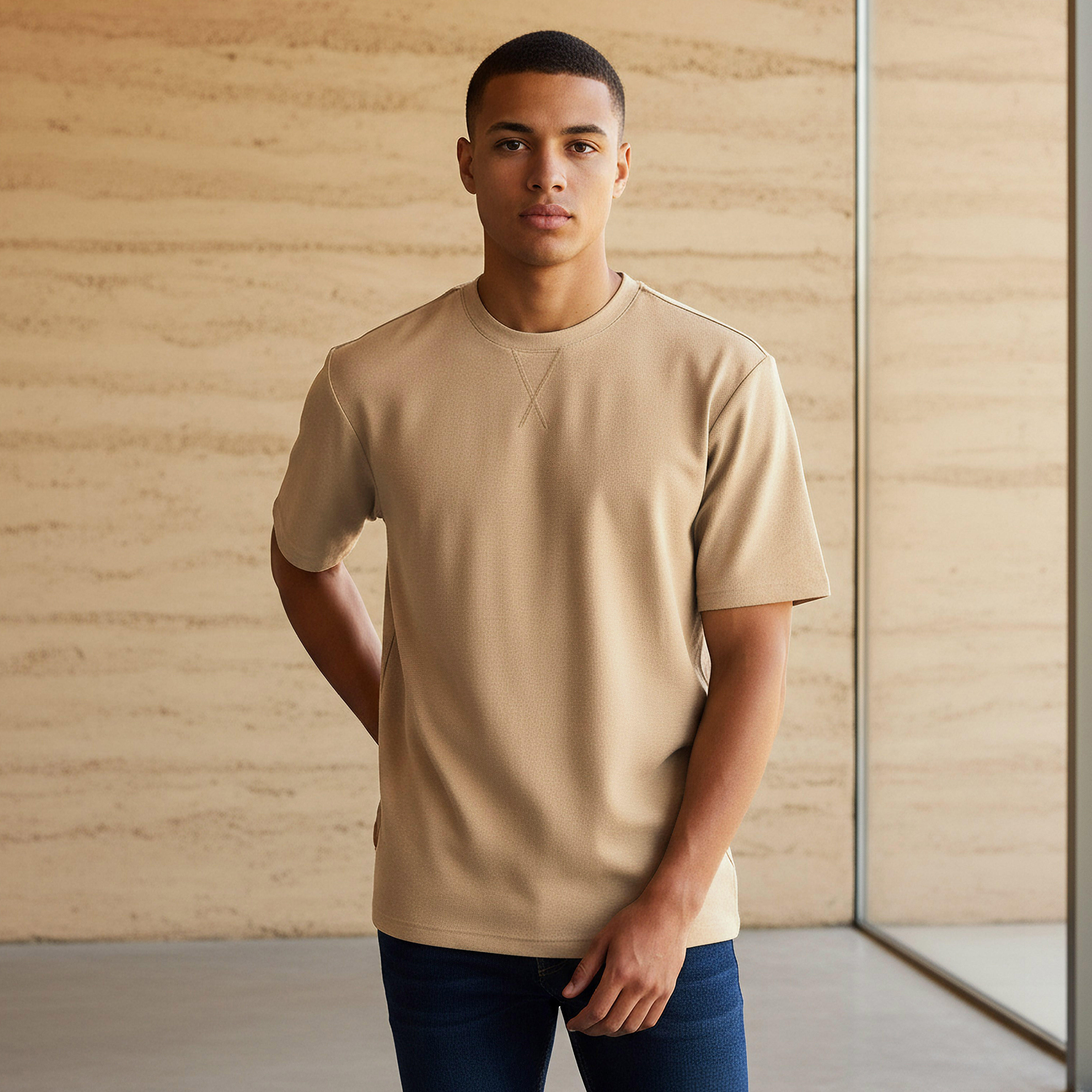 تيشيرت رجالي بارز الملمس بقصة مريحة وياقة ضيقة وأكمام قصيرة-men-clothing-tshirtsandpolos-tshirts-image-1