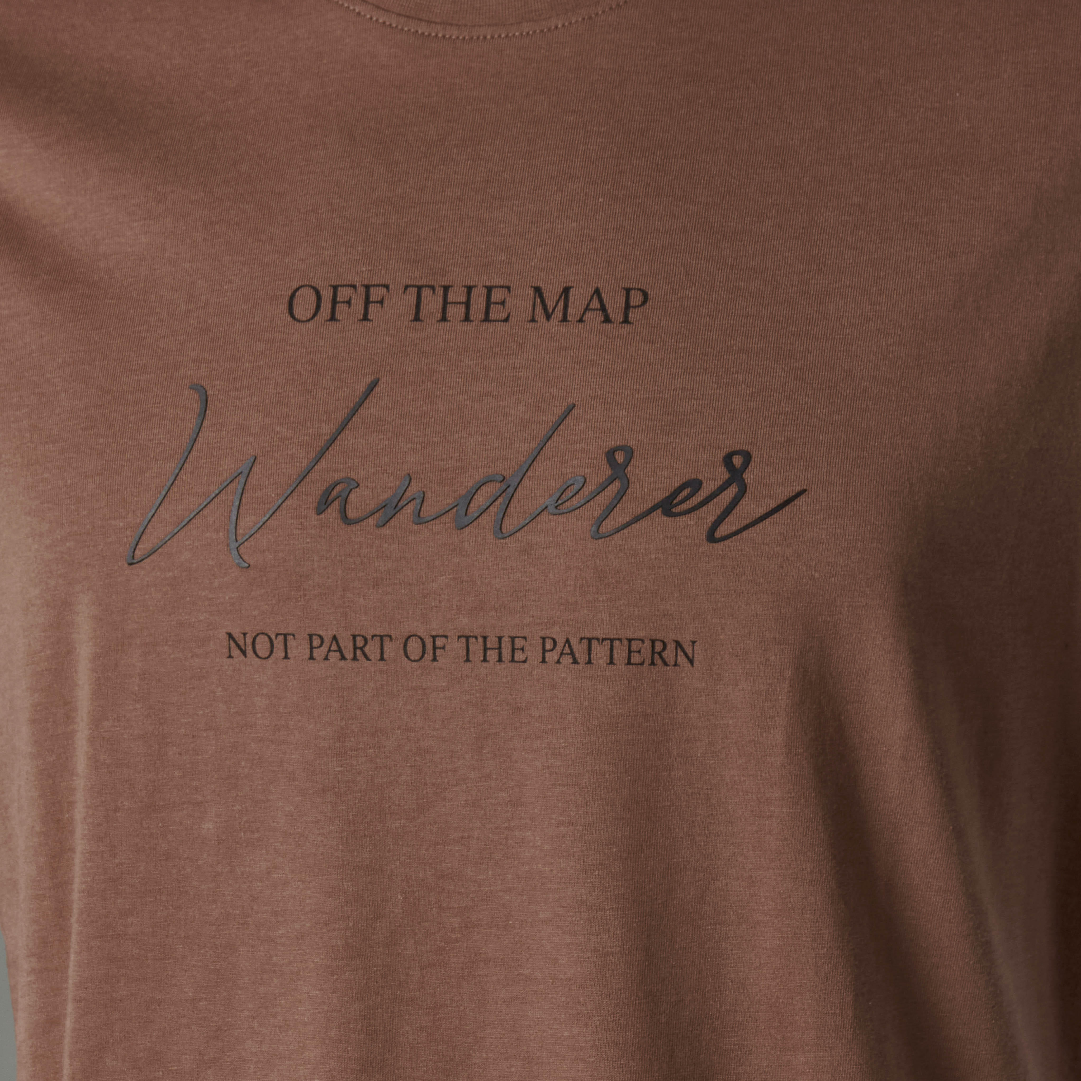 تيشيرت بقصة سليم وياقة ضيقة وأكمام قصيرة وطبعات للرجال-men-clothing-tshirtsandpolos-tshirts-image-4