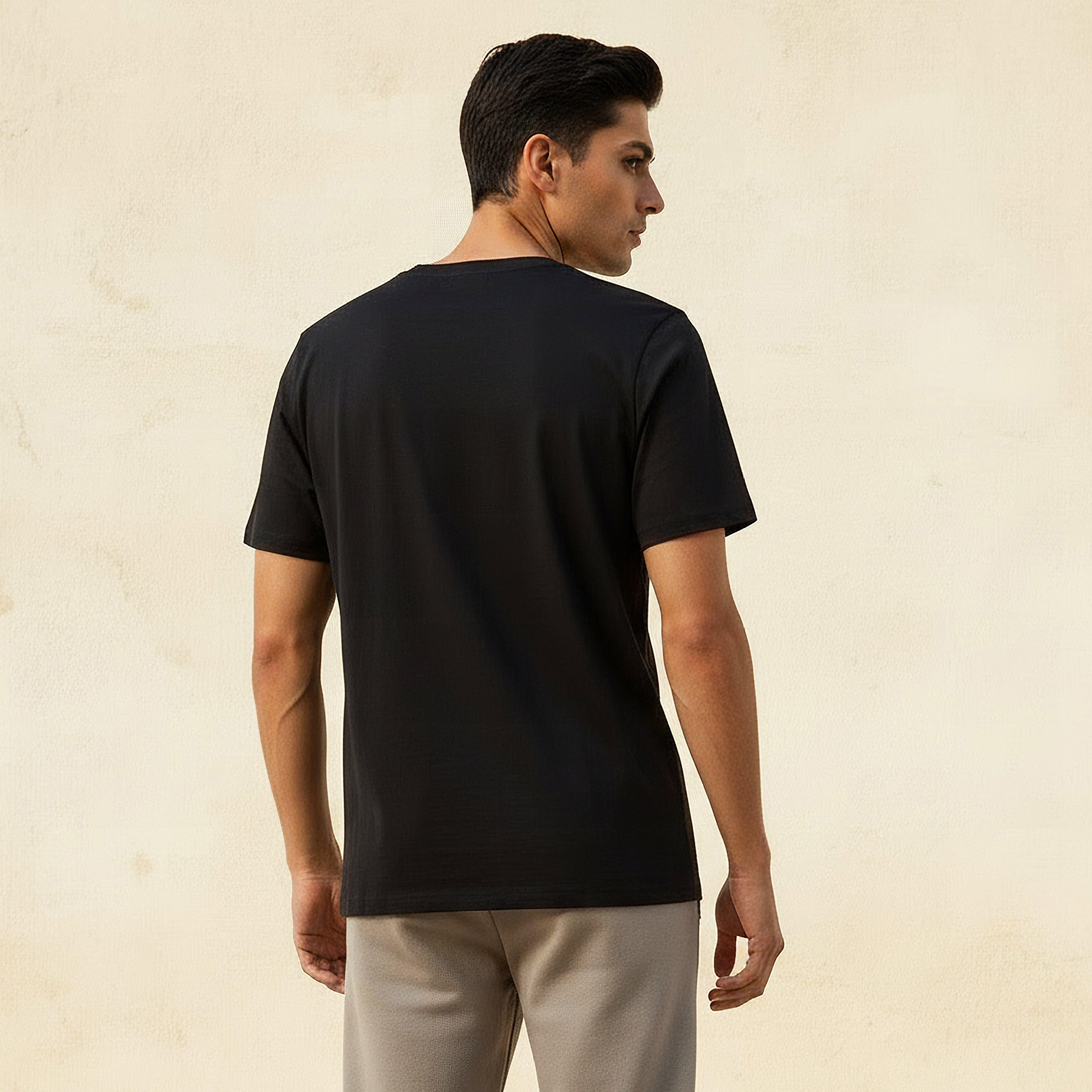 تيشيرت رجالي بقصة سليم وطبعات وياقة ضيقة وأكمام قصيرة-men-clothing-tshirtsandpolos-tshirts-image-1