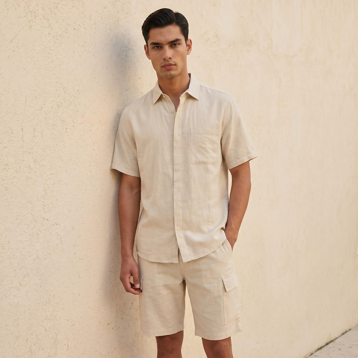 قميص بقصّة عادية وياقة عادية وأكمام قصيرة للرجال-men-clothing-shirts-image-1